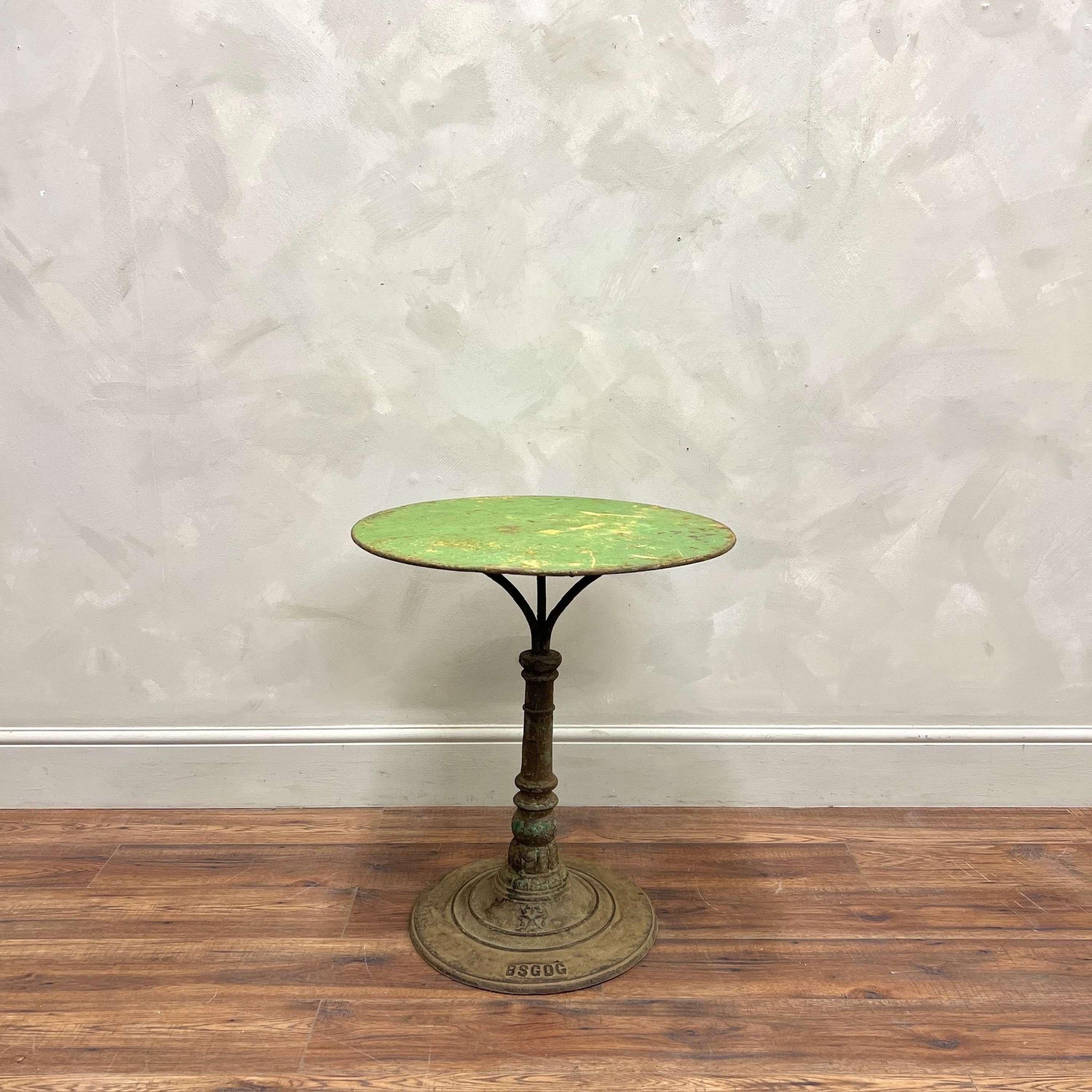 Green painted cast iron Bistro Table.
From notable French maker Castagne & J.Charlionais-Toulouse BSGDG.
Solid and stable.

France, circa 1920.

Heught - 67.5cm
Dia of Table Top - 59cm
Dia of base - 41.5cm

Please message if any further info or