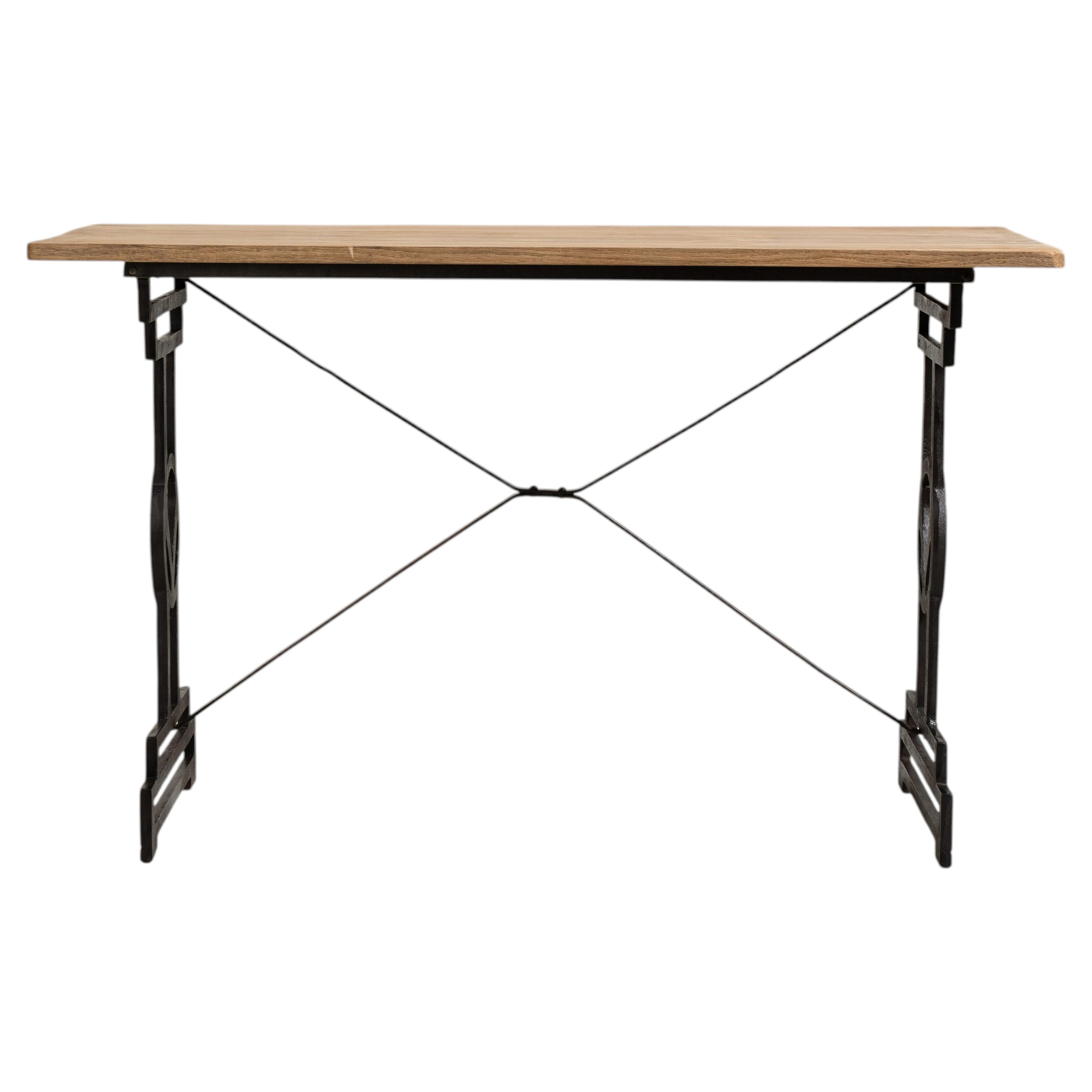 Mesa de bistró de hierro fundido con tablero de roble
