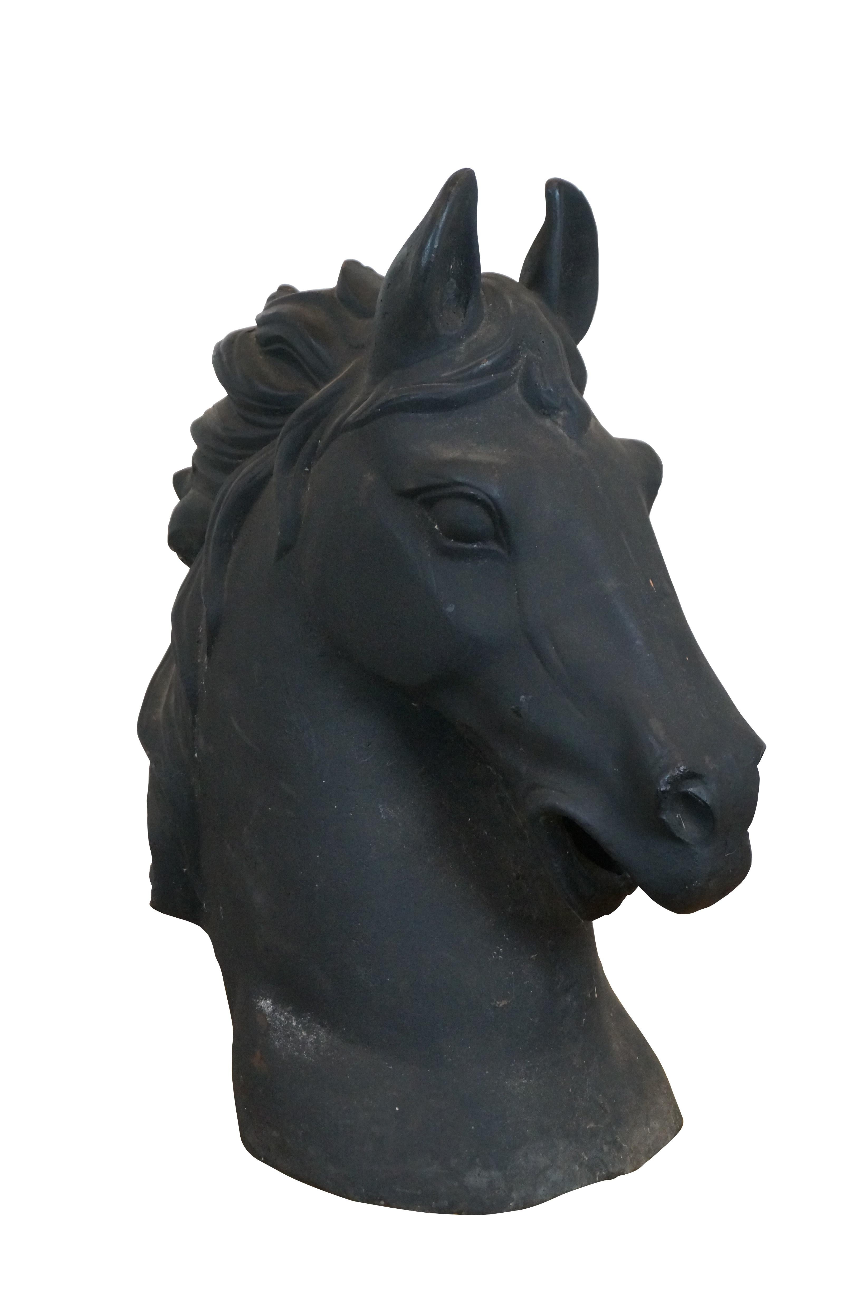 Busto/escultura vintage de hierro fundido con cabeza de caballo pintada con un acabado negro mate.

Dimensiones:
15