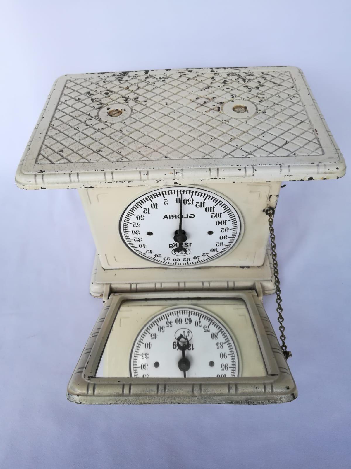 This beautiful scale dates back to circa 1900-1920. by Gloria brand. It's made in cast iron with an enamel dial that is reflected in a folding mirror plate with the possibility to close it. It was used a lot in hospitals and doctor's offices. It's