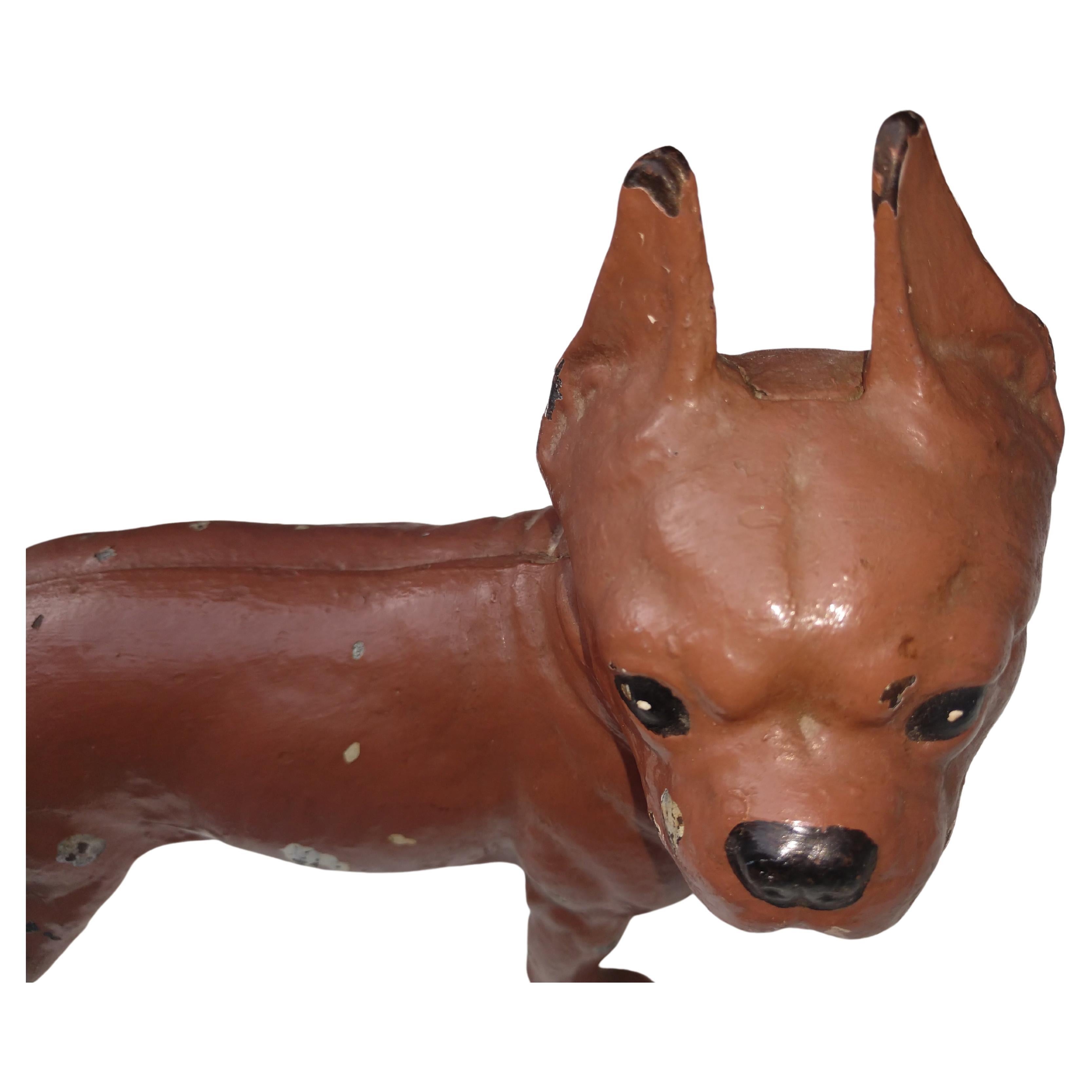 Paire de butoirs de porte en fonte à bouledogue avec anciens repeints. En excellent état vintage avec une usure minimale, pas de dommages ou de mauvaises réparations. Des éclats de peinture. Évalué et vendu à l'unité.