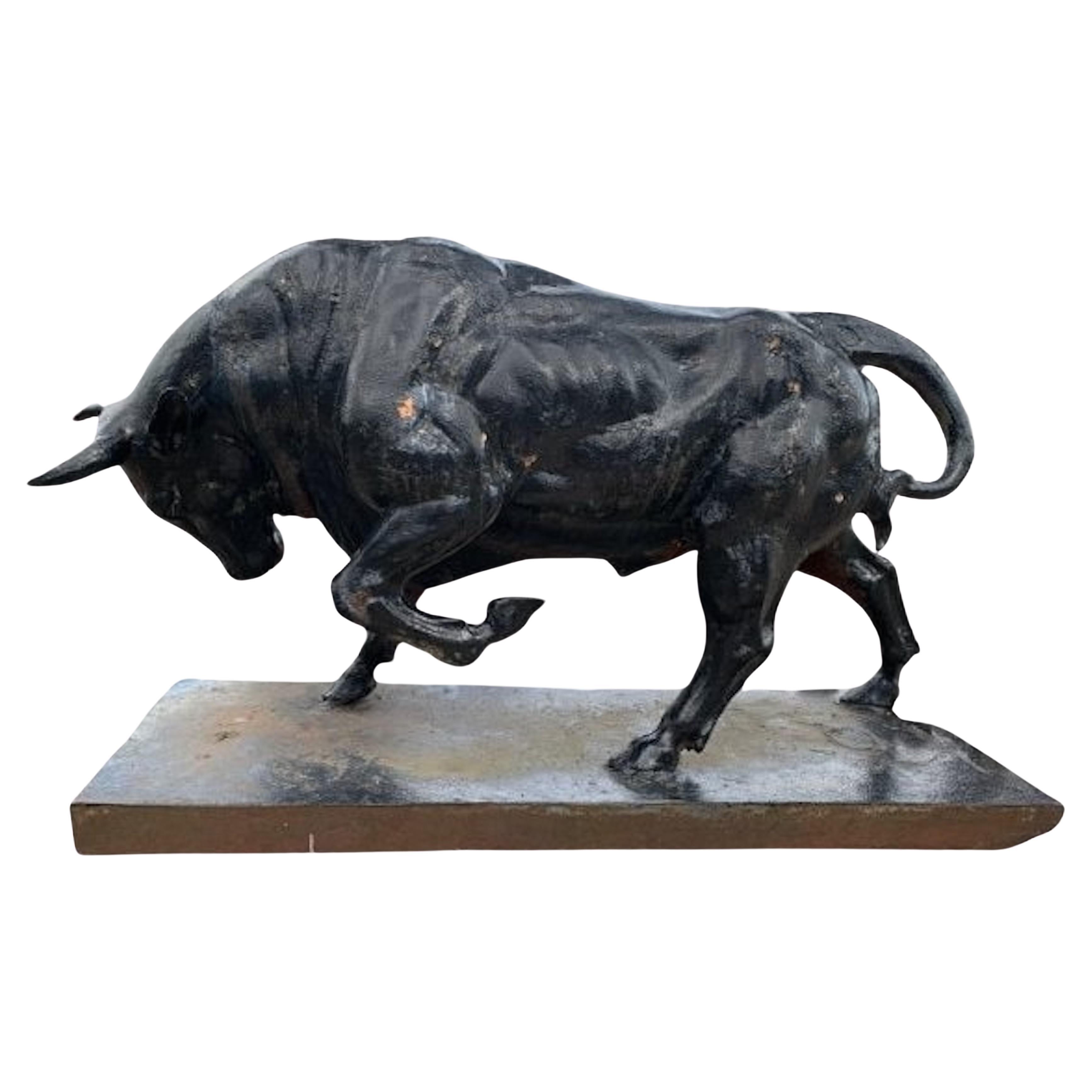Estatua de toro de hierro fundido