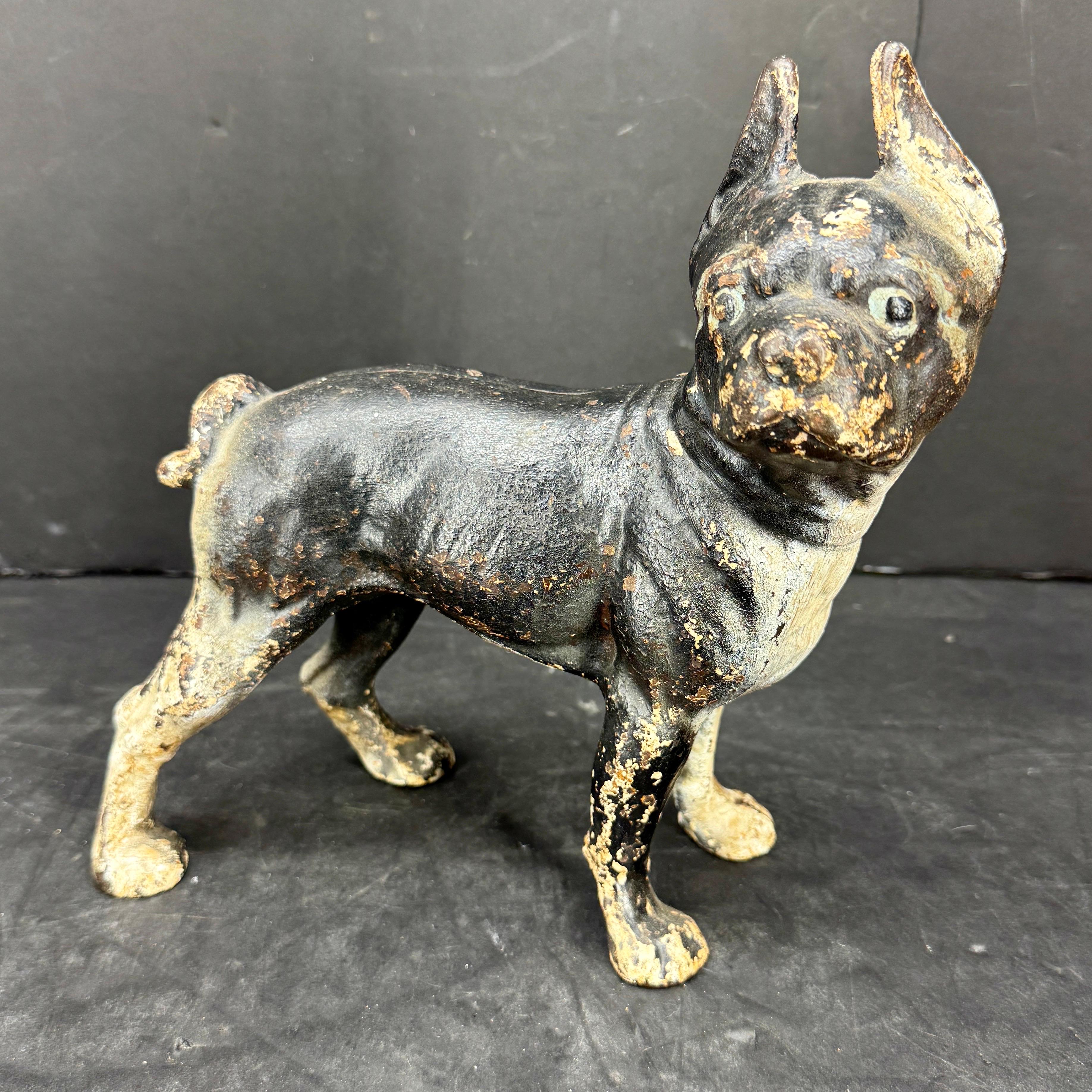Estatua de hierro fundido Bulldog Dog Door Stopper. Pieza versátil que puede utilizarse tanto funcionalmente como para añadir a una colección de estas figuras vintage de hierro fundido. 