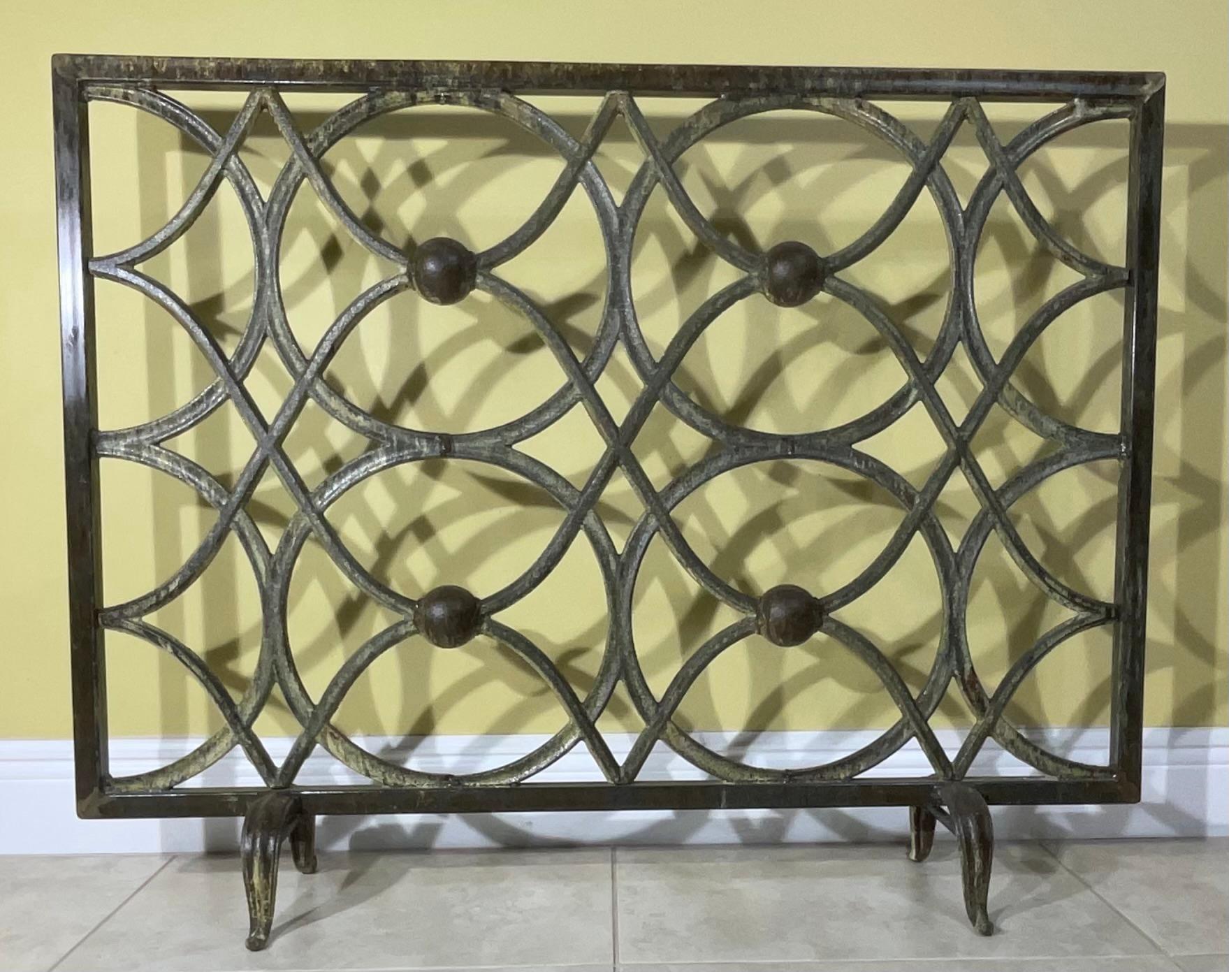 Cast Iron Circle Motif Fireplace Screen In Good Condition For Sale In Delray Beach, FL