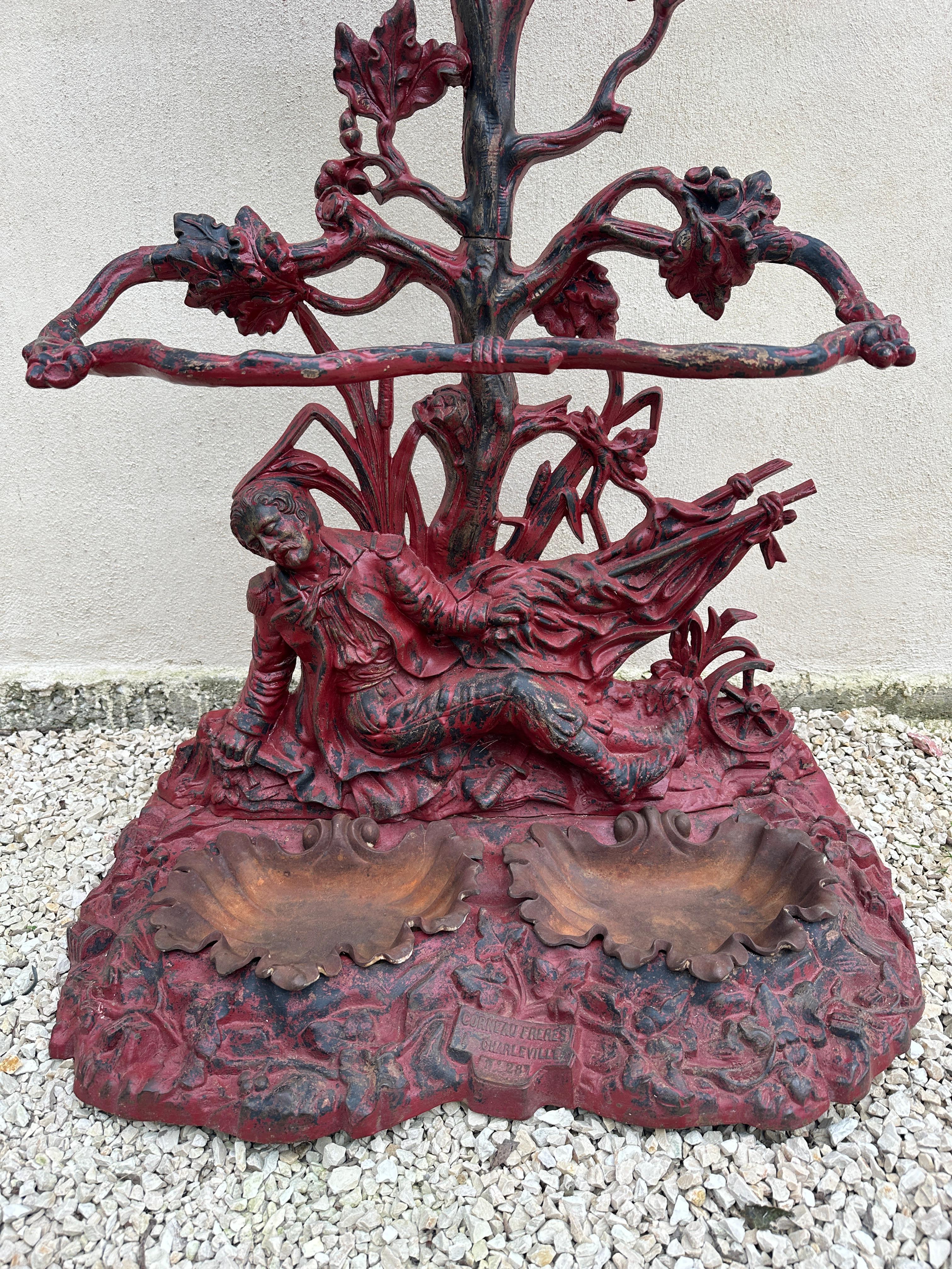 Questo appendiabiti e portaombrelli ha una patina rosso bordeaux molto bella.
È in ottime condizioni.
Alfred ed Emile Corneau fondarono la loro fonderia a Charleville nel 1846, specializzandosi in chiodi e ghisa secondaria.
La fabbrica, che divenne