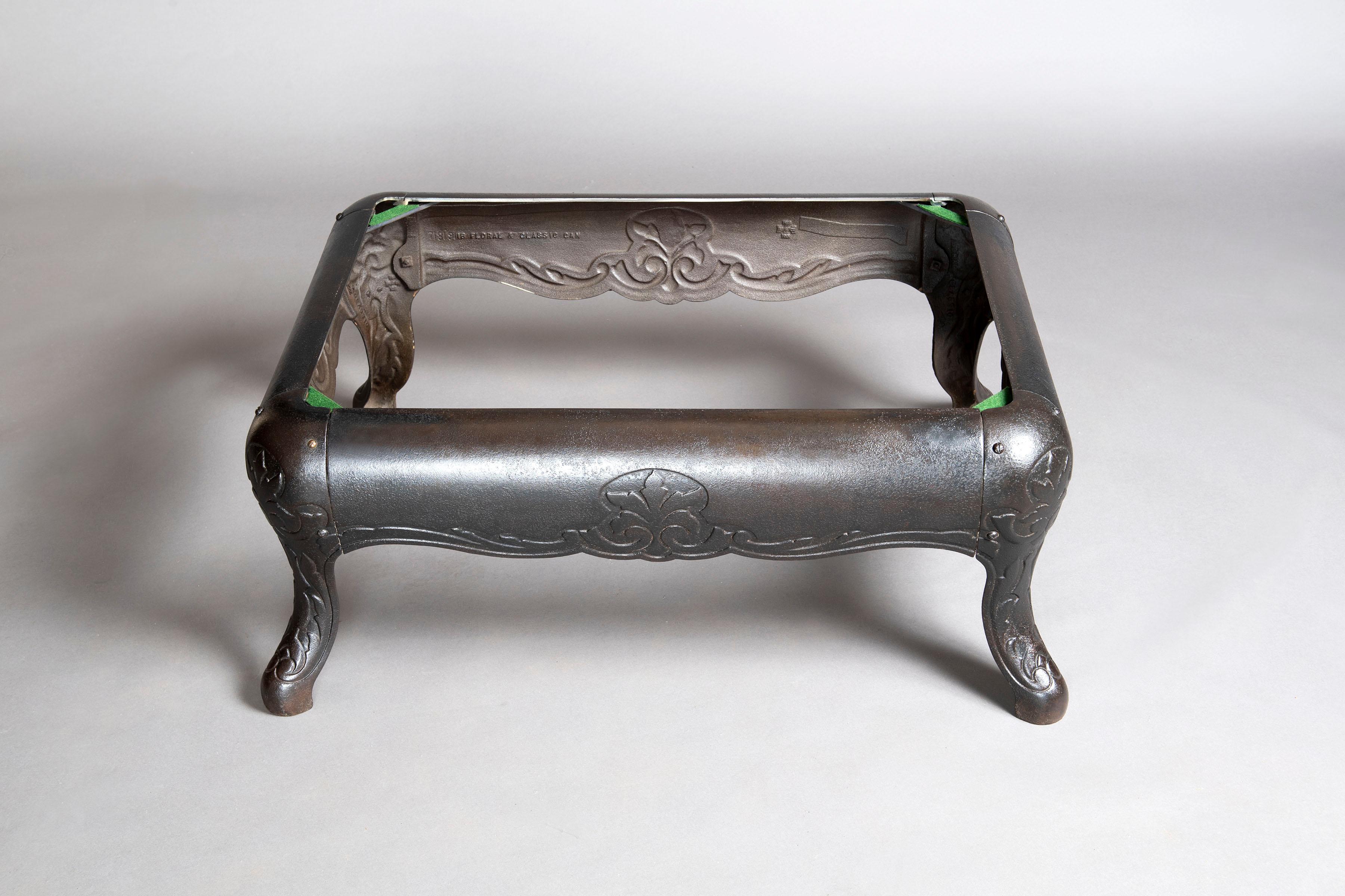 Table basse antique en verre et fonte recyclée, unique en son genre Excellent état - En vente à East Hampton, NY