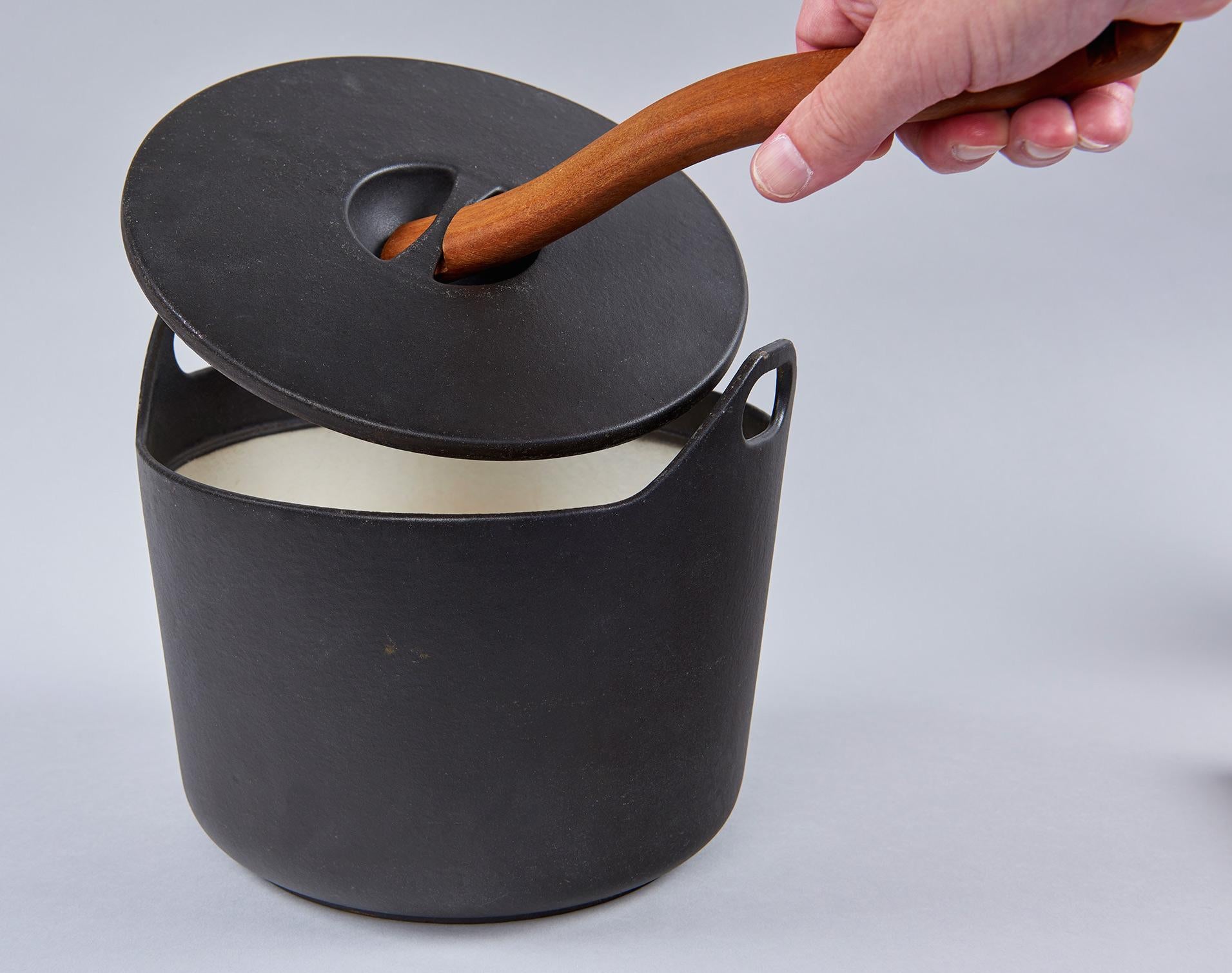 Scandinavian Modern Cast Iron Cooking Pot by Timo Sarpaneva For Sale