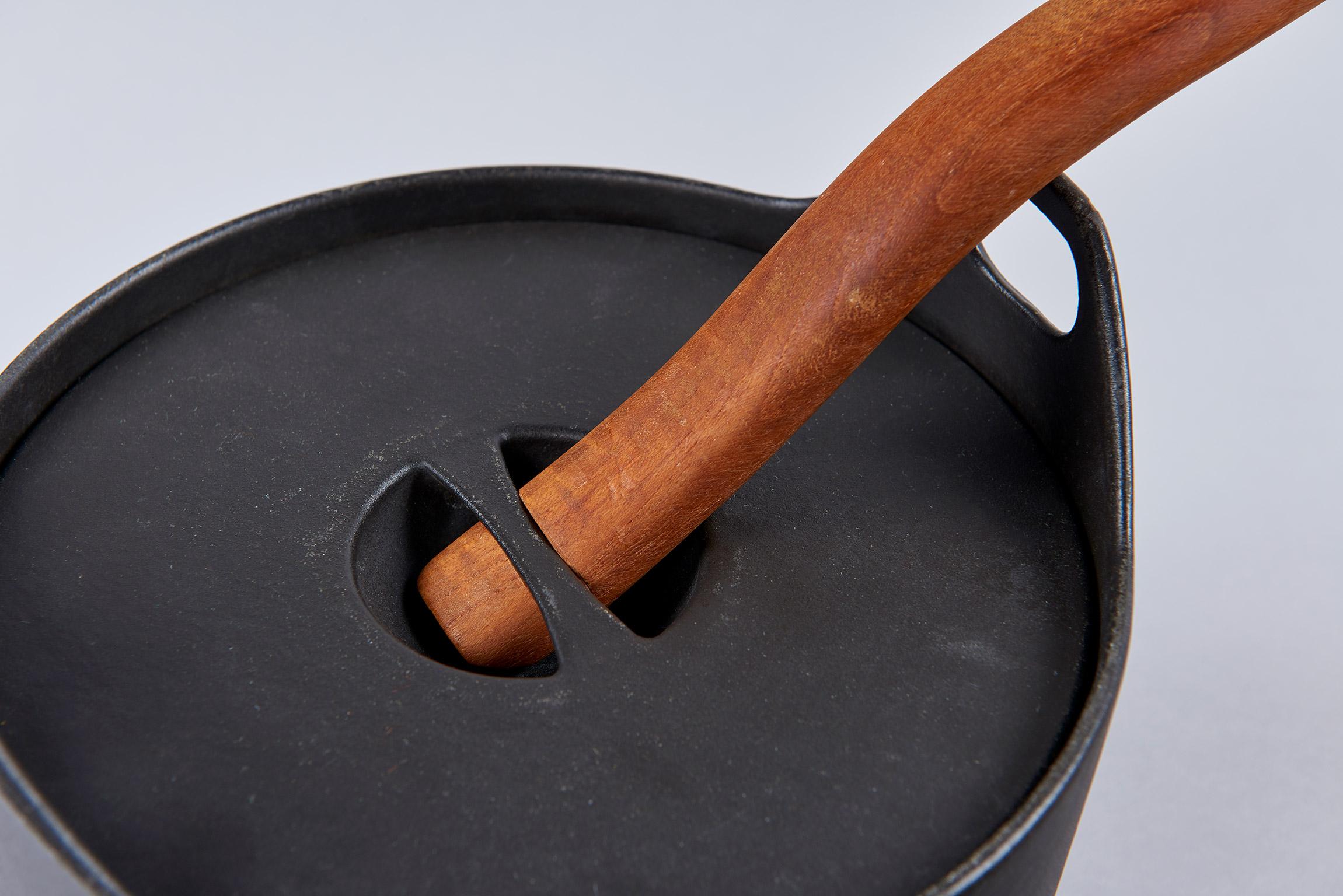 Cast Iron Cooking Pot by Timo Sarpaneva In Excellent Condition For Sale In Los Angeles, CA