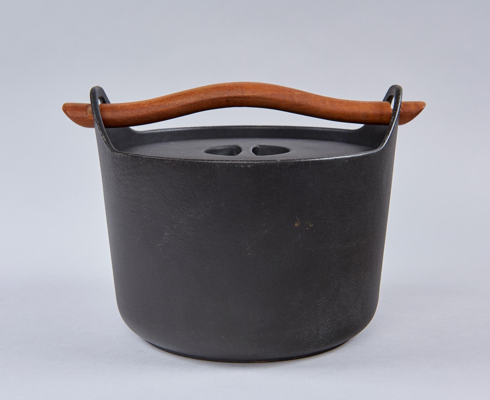 Cast Iron Cooking Pot by Timo Sarpaneva For Sale 1