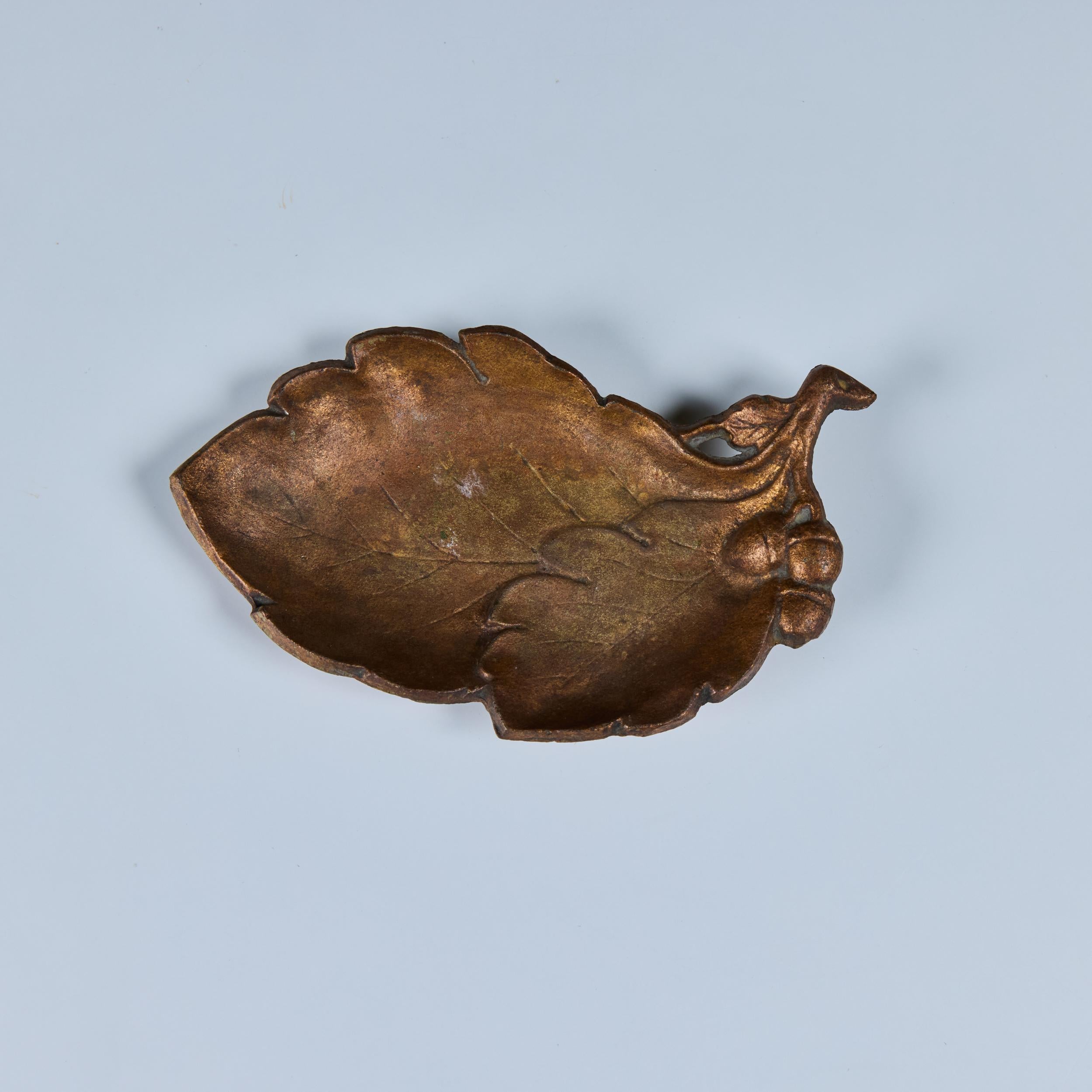 Anglo-japonais Plat en fonte à feuilles de cuivre en vente