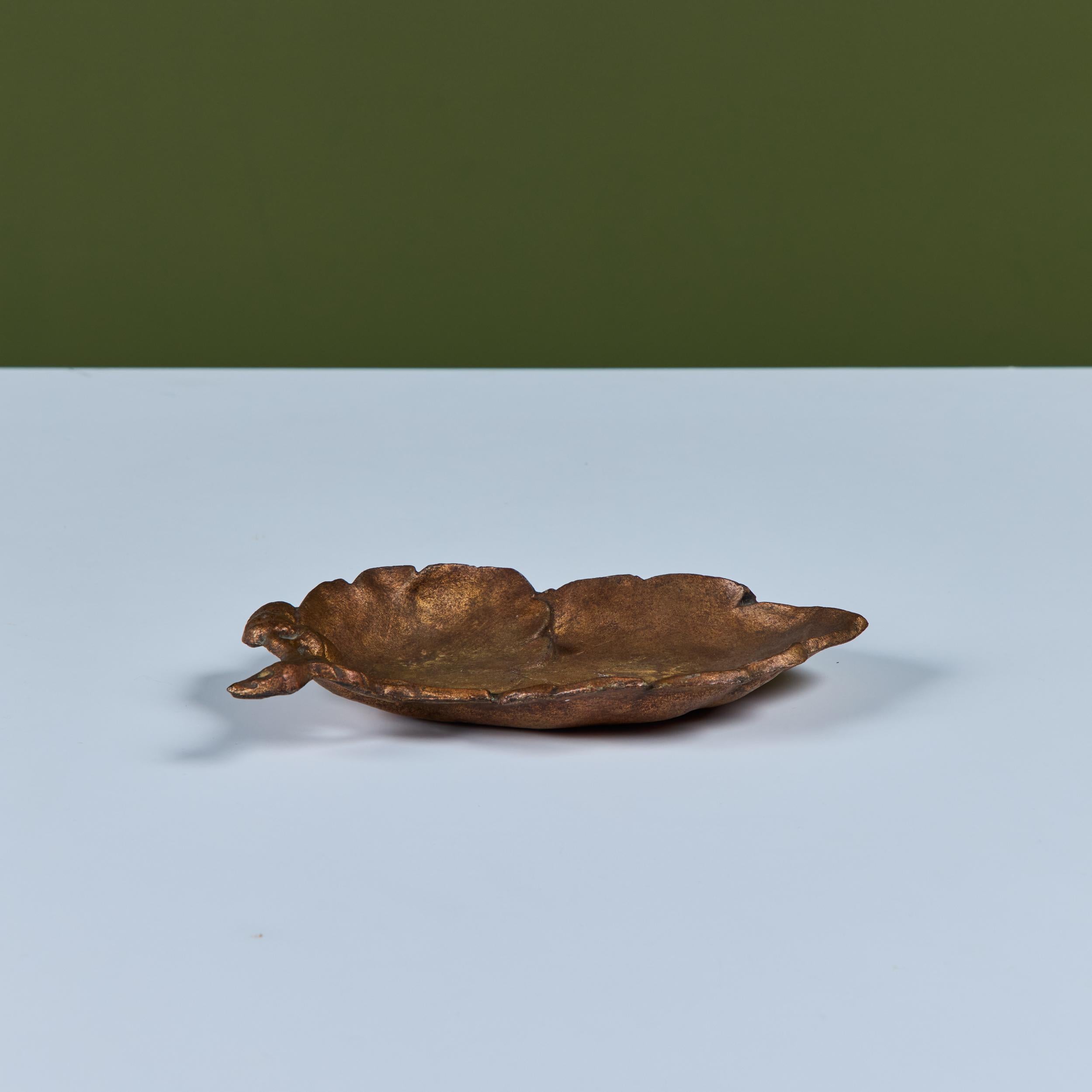 Moulage Plat en fonte à feuilles de cuivre en vente