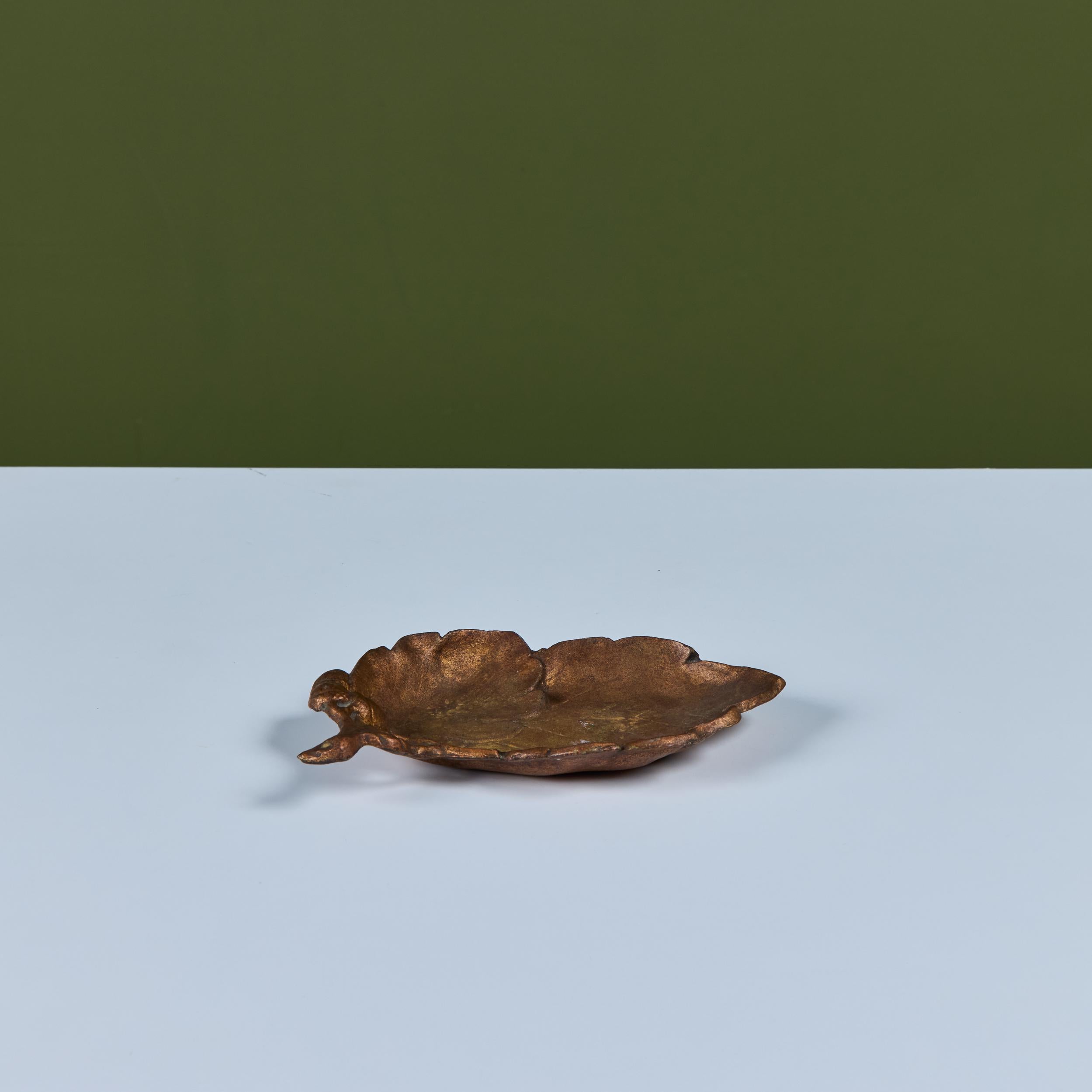 Plat en fonte à feuilles de cuivre Bon état - En vente à Los Angeles, CA