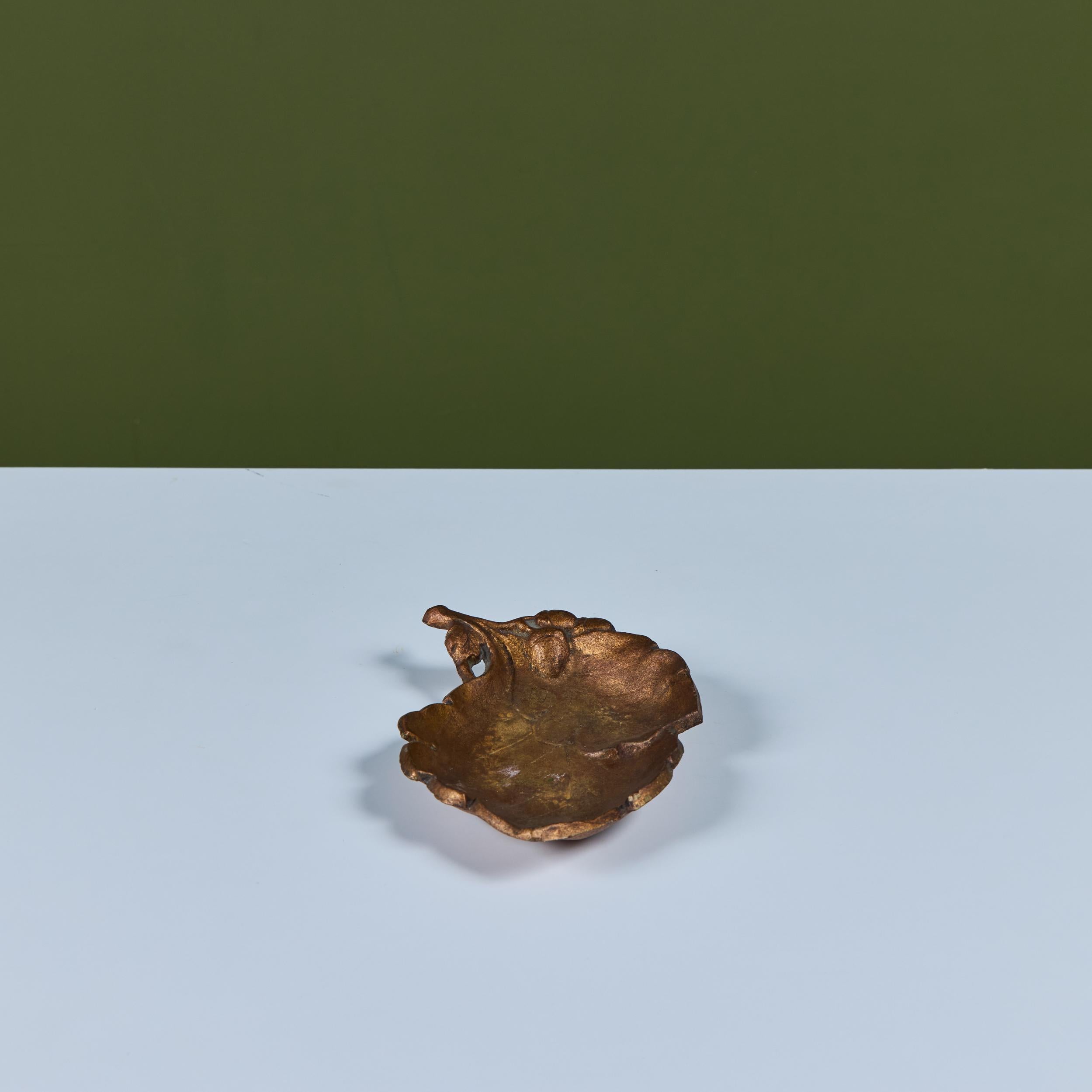 Plat en fonte à feuilles de cuivre en vente 1