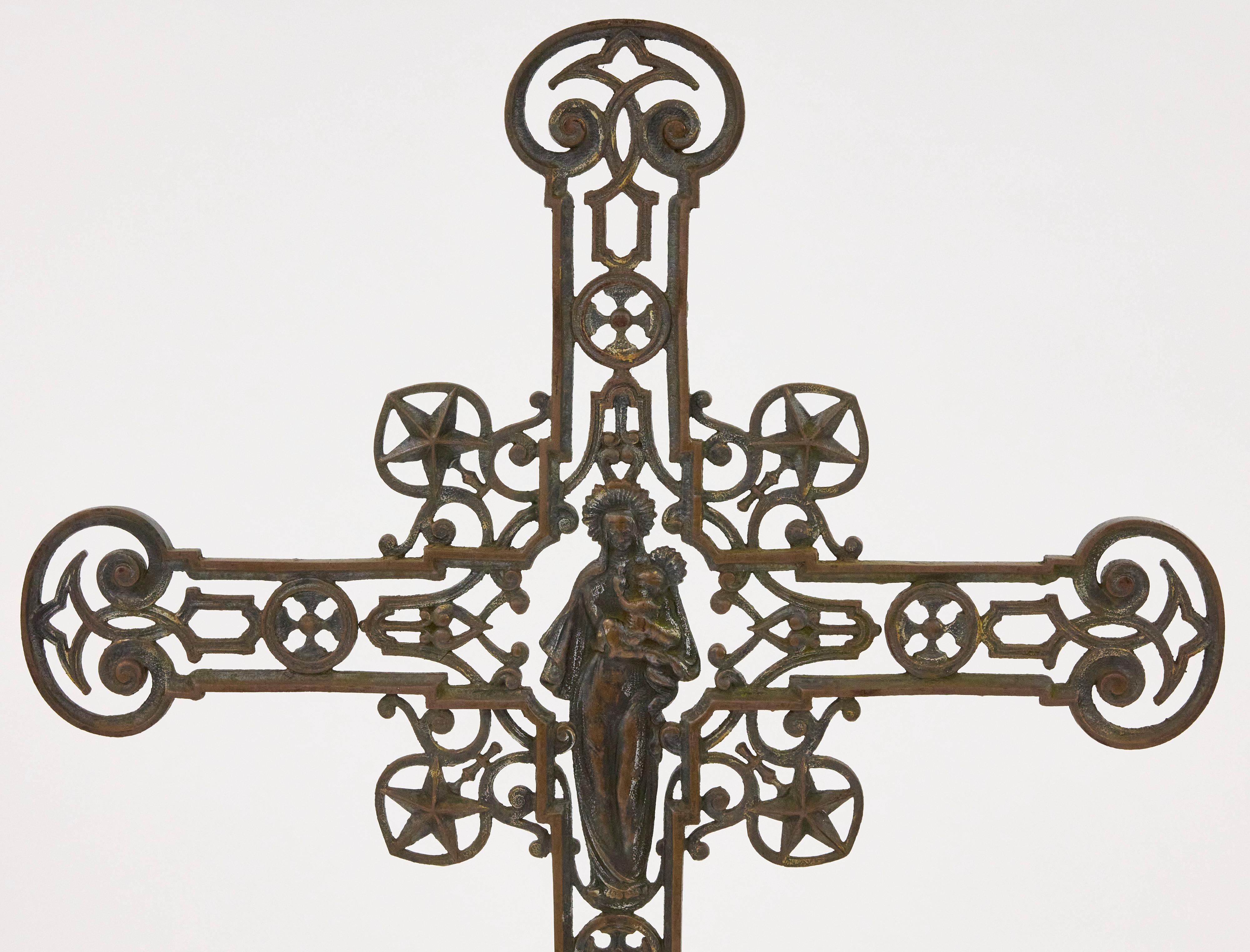 Croix en fonte avec des anges. Fin du 19e siècle.

H 47