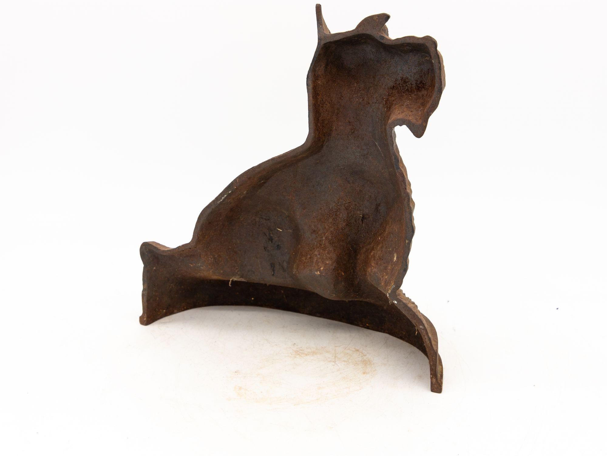 Cast Iron Door Stop in the Shape of a Scottie, English 20th Century In Good Condition For Sale In South Salem, NY