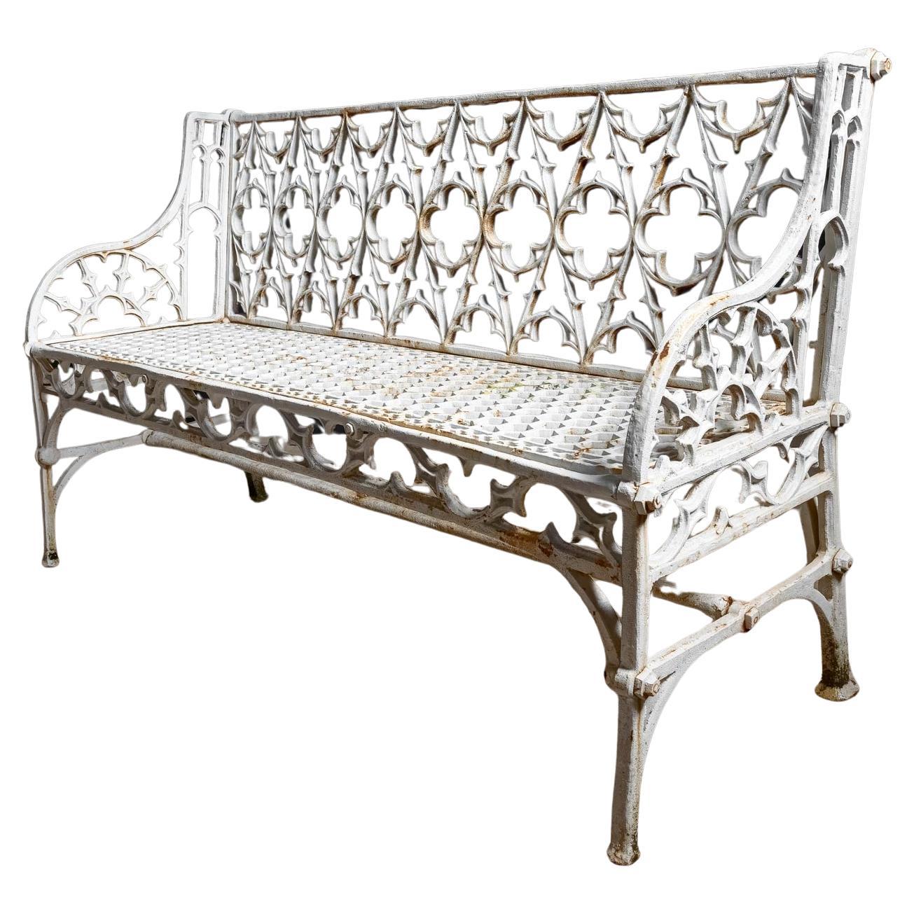 Banc de jardin anglais en fonte de style gothique.
