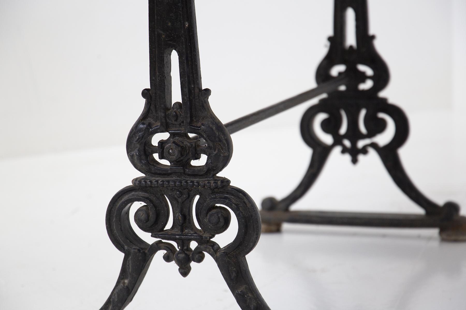  Cast iron English Outside Table Victorian in black and Wood For Sale 1