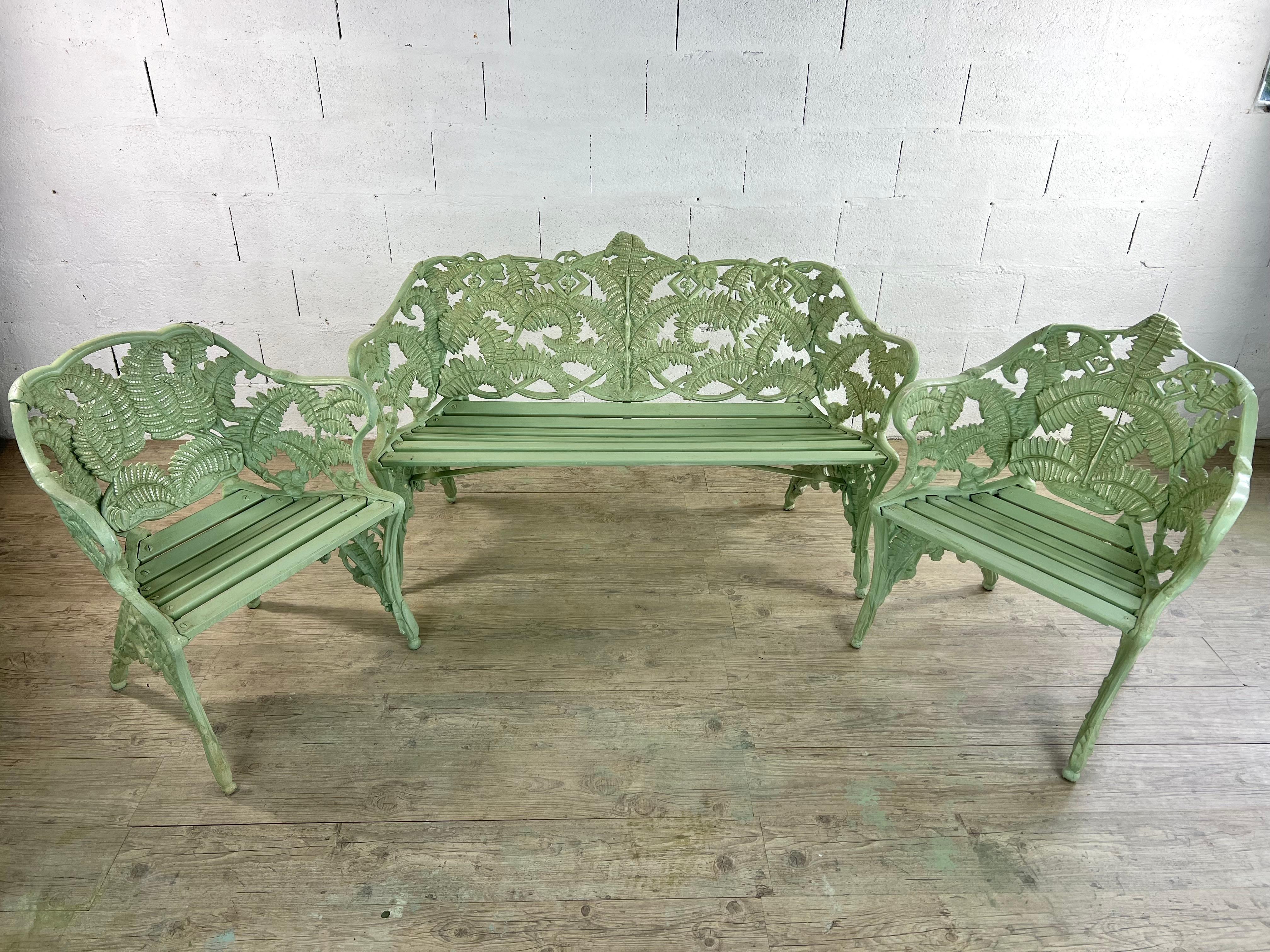 Ce magnifique ensemble de jardin suédois date d'environ 1900,  capture l'élégance intemporelle d'un design d'inspiration victorienne. Fabriqué en fonte d'aluminium avec des motifs de fougères complexes, il reflète l'influence de la célèbre