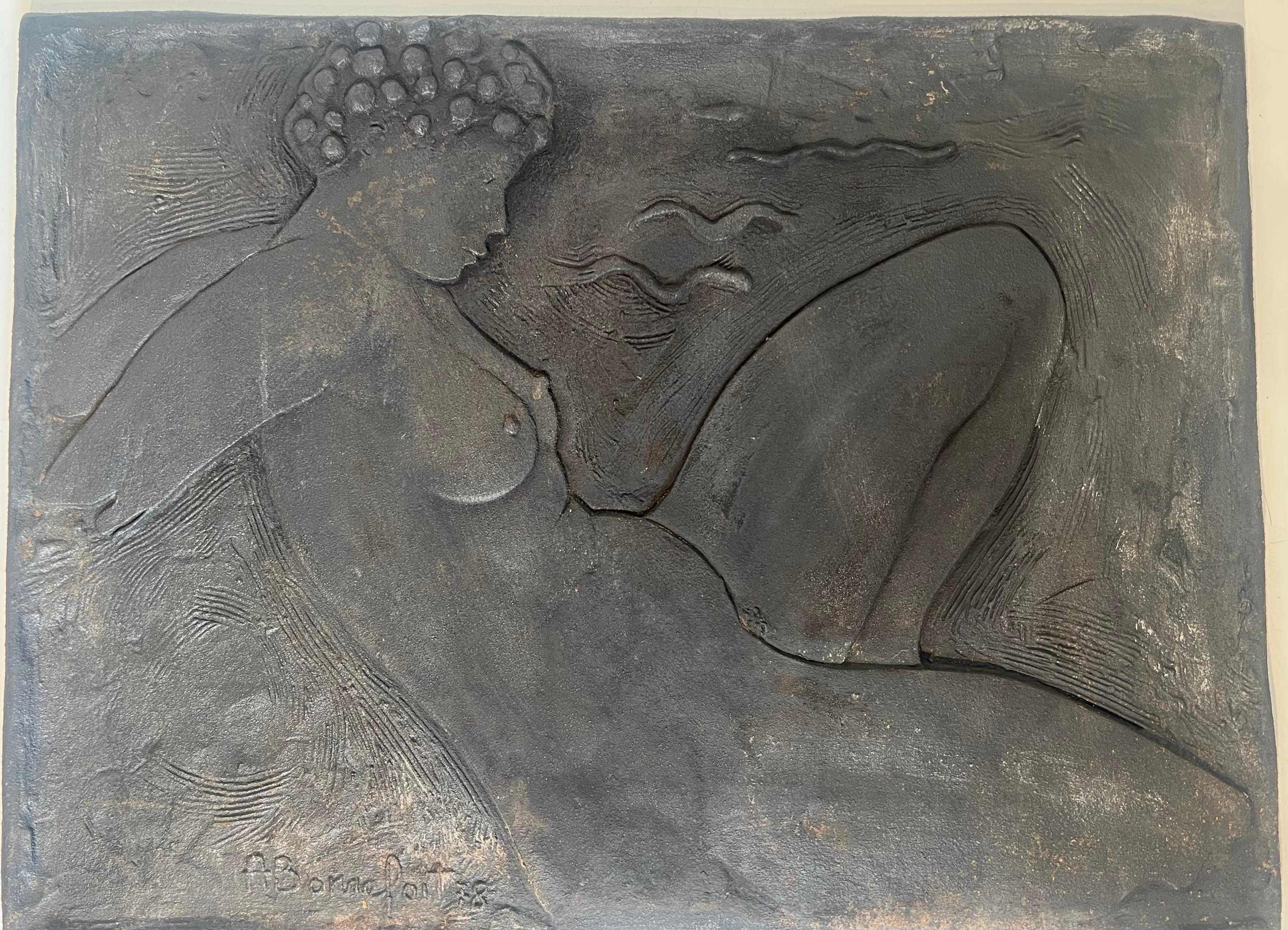 Questo simpatico e interessante parafuoco è realizzato in ghisa. Rappresenta una donna nuda nello stile di Paul Gaugin. Si tratta di un'opera francese firmata Bonnefoit. Circa 1987