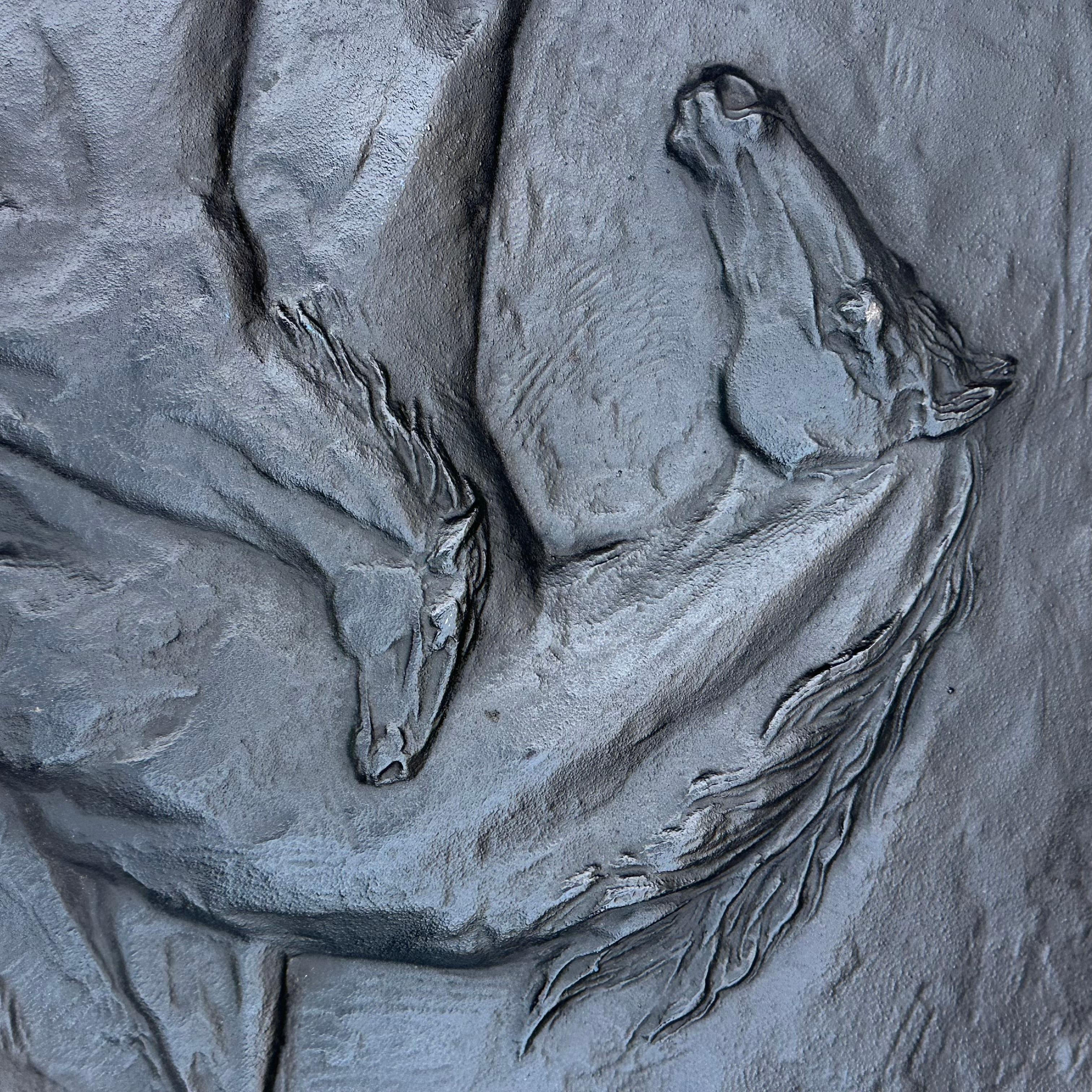 Feuerkorb aus Gusseisen mit Pferden, signiert Raina von Foundery Stern (Eisen) im Angebot