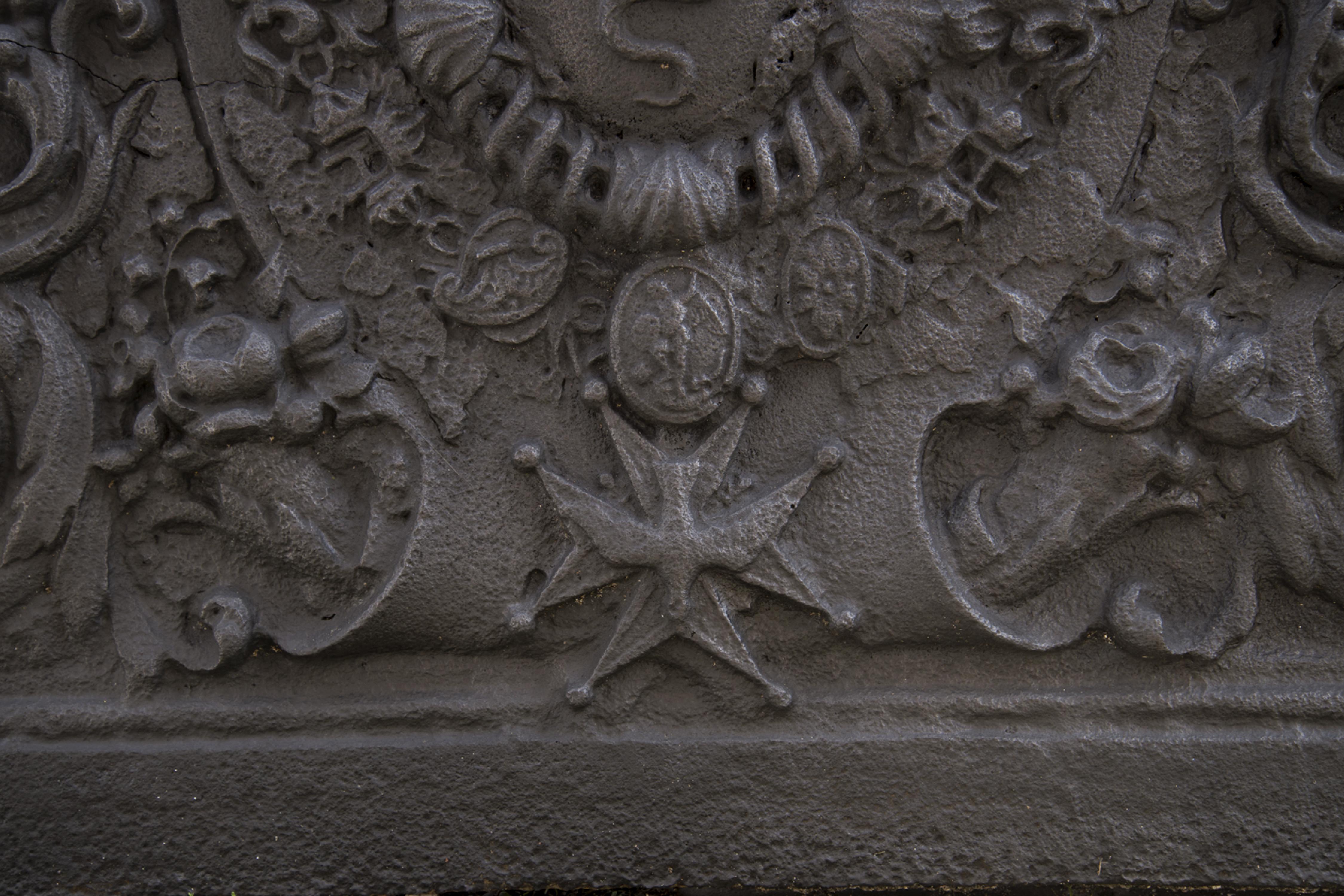 Cast iron fireback with the coat of arms of Colbert, marquis de Seignelay In Good Condition In SAINT-OUEN-SUR-SEINE, FR