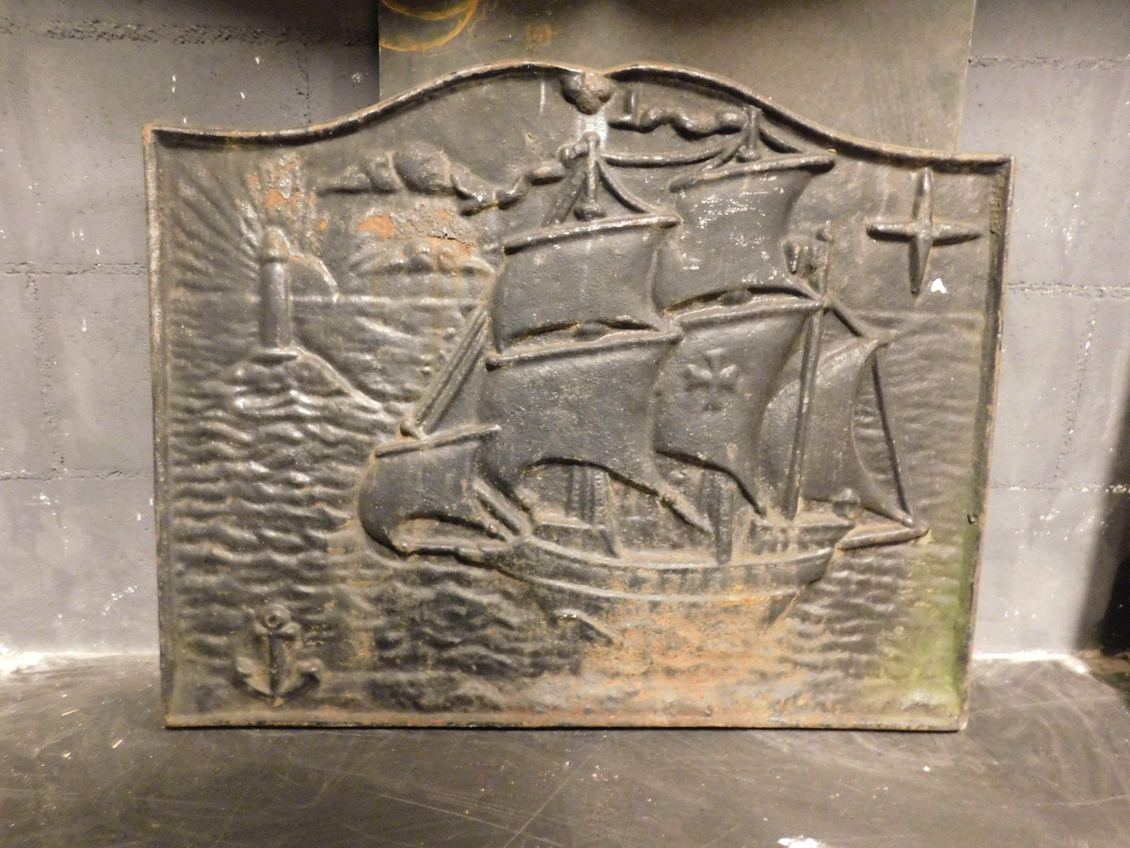 Antica piastra per camino in ghisa, scolpita con una caravella in mare, XIX secolo, L 72 x H 58 cm