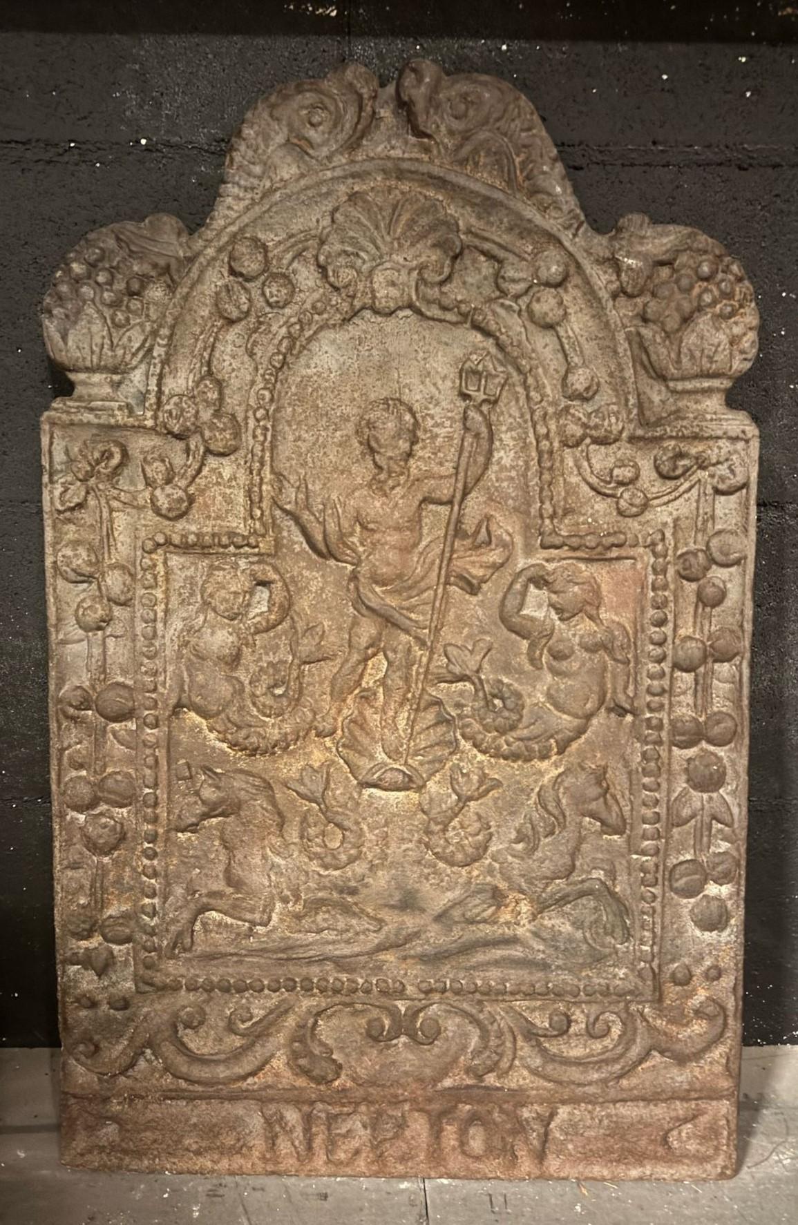 antica Piastra di fondo per camino in ghisa, con figure mitologiche scolpite, originale del XIX secolo, proveniente dall'Italia.
Le piastre di ghisa venivano utilizzate, prima della nascita dei mattoni refrattari, per proteggere il muro dal fuoco e