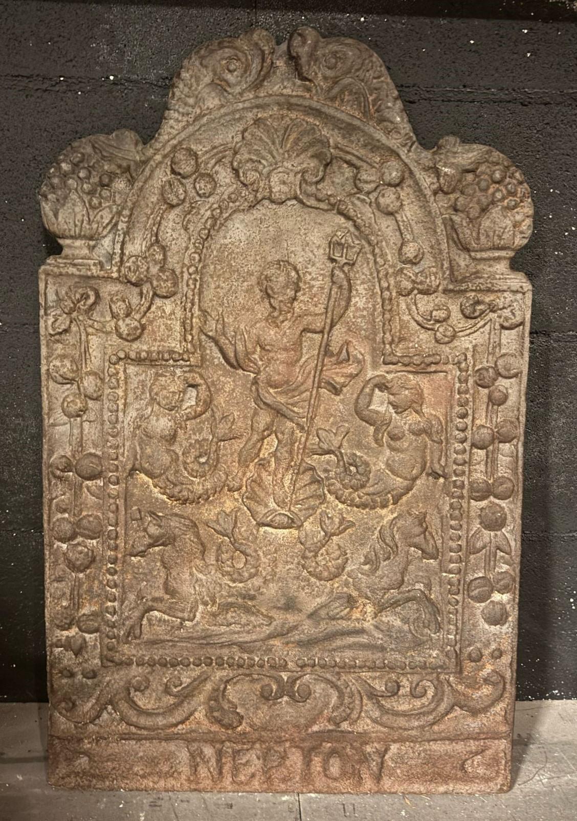 Intagliato Piastra di fondo per camino in ghisa, con figure mitologiche scolpite, Italia in vendita