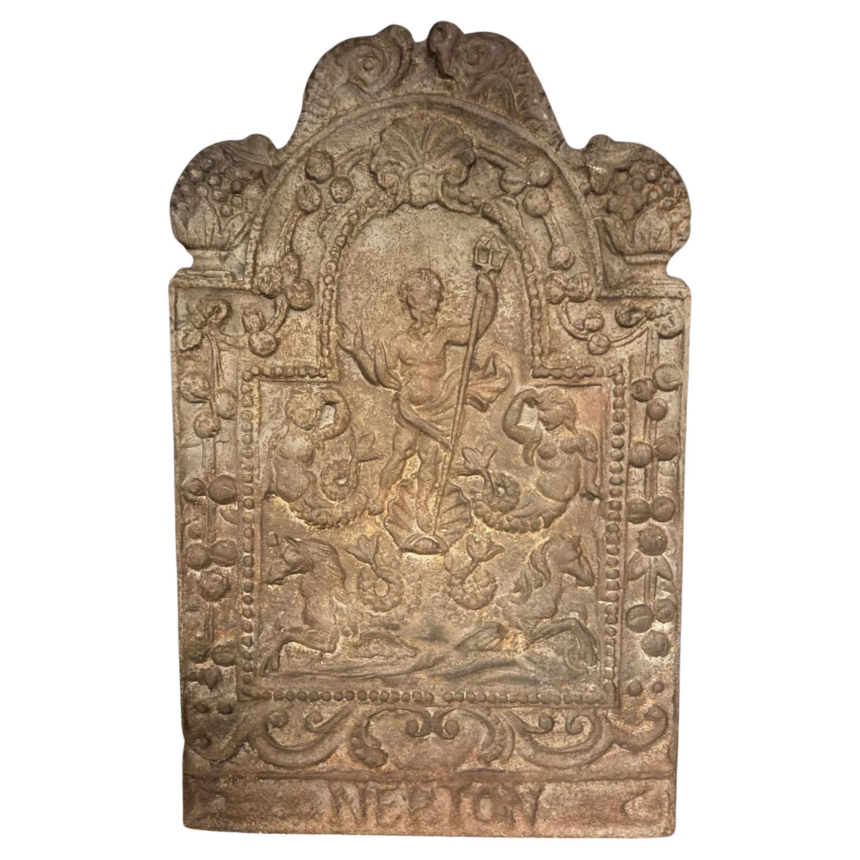 Assiette inférieure de cheminée en fonte, avec figures mythologiques sculptées, Italie