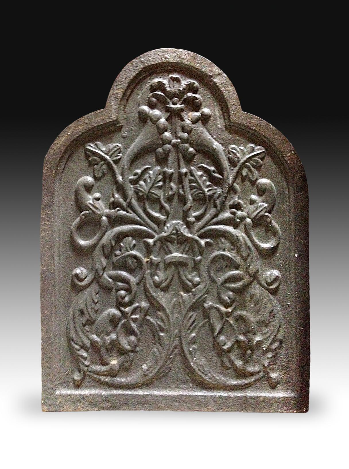 Cast iron fireplace plate decorated with a symmetrically arranged vegetable composition recalling certain Hispano-Muslim examples but, above all, works of the Spanish Renaissance, a very common influence in 19th century art and which, in Spain,