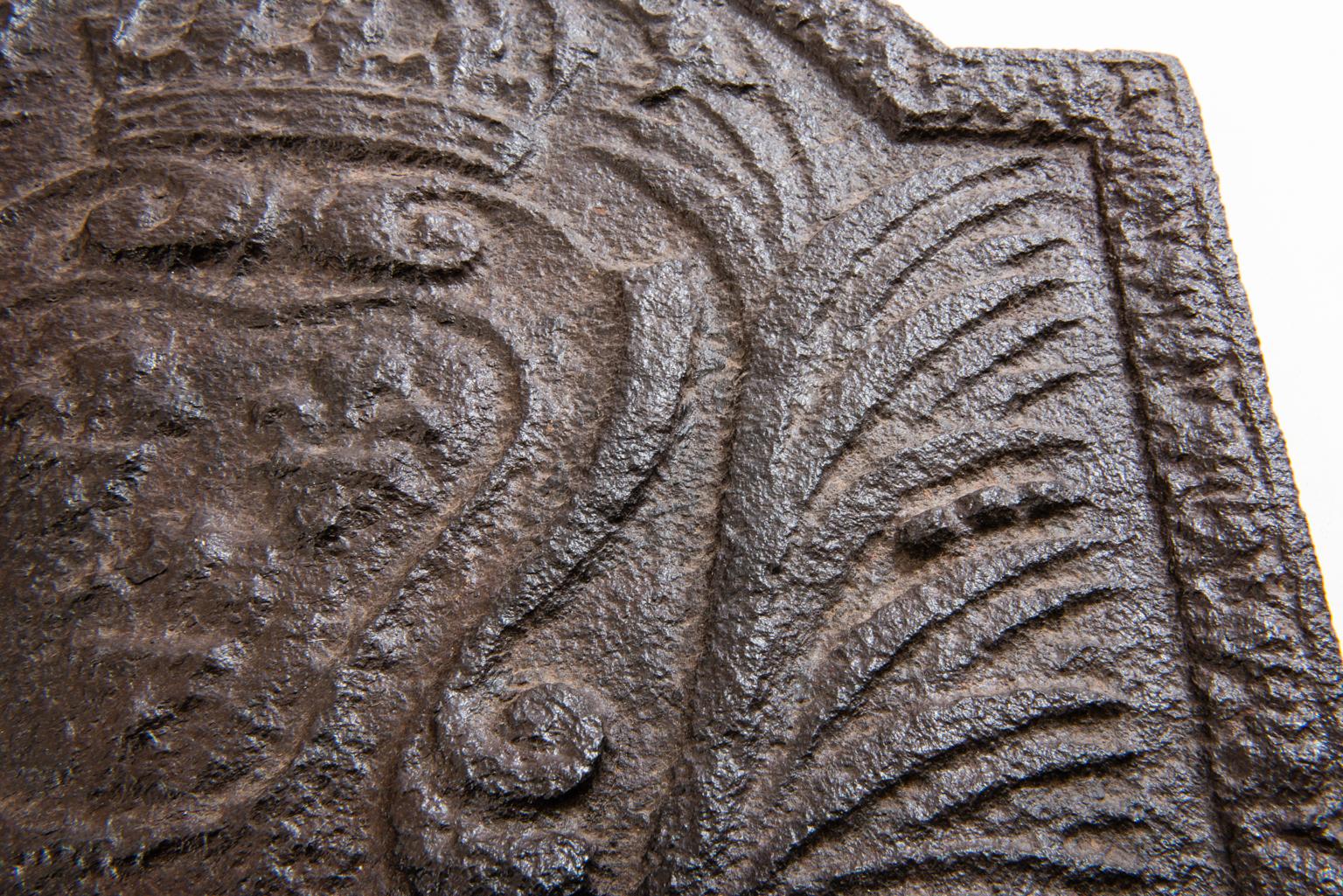 Kaminteller mit heraldischem Emblem (Gegossen) im Angebot