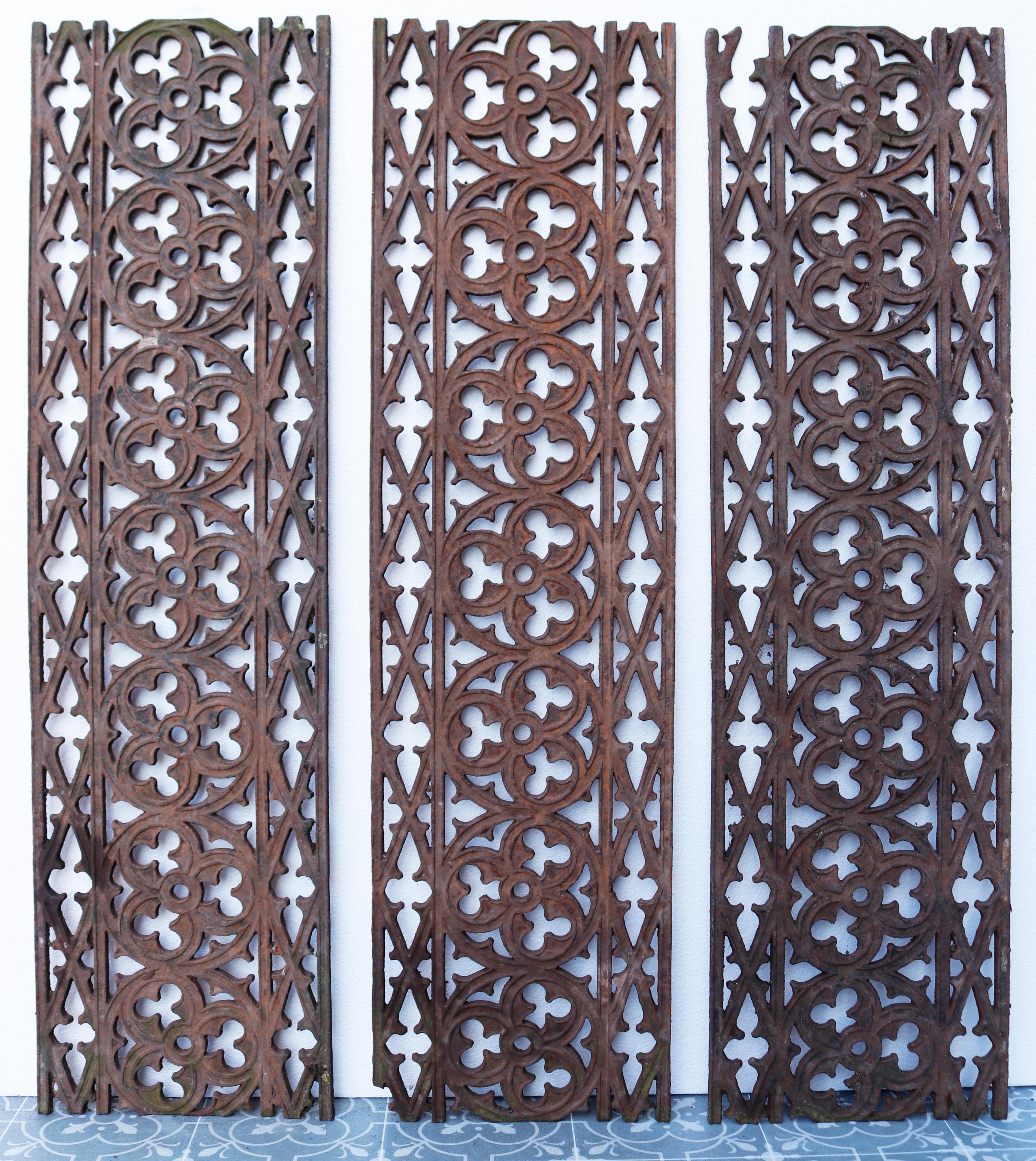 Eine große Menge von wiederhergestellten viktorianischen Bodengittern im gotischen Stil, CIRCA 1880.

Zusätzliche Abmessungen:

Längen

117 cm (x8)

96 cm (x3)

91 cm (x 1)

88cm ( x1)

67 cm (x1)

126 cm ( x1)

Breite 40,5

Tiefe 1 cm