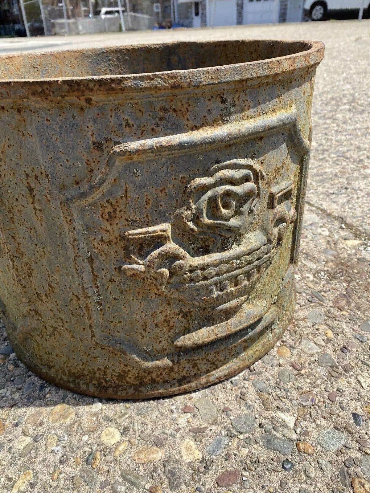 Vaso da giardino per esterni in ghisa, stile classico francese, con design a urna rotonda In condizioni buone in vendita a Philadelphia, PA