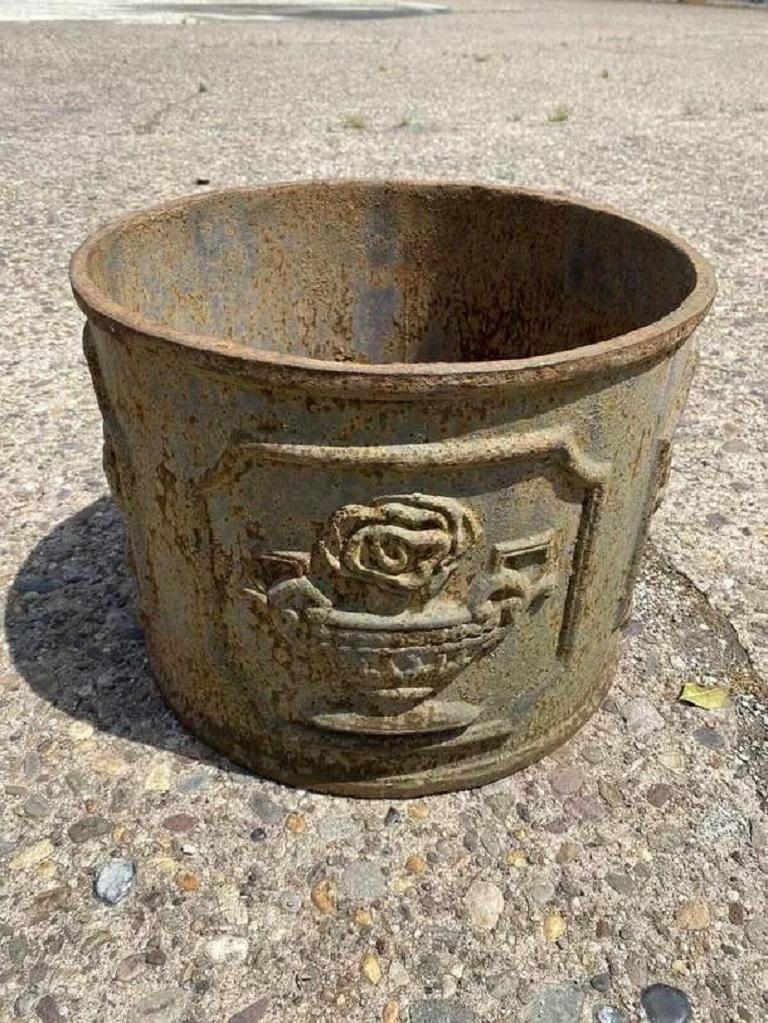 XX secolo Vaso da giardino per esterni in ghisa, stile classico francese, con design a urna rotonda in vendita