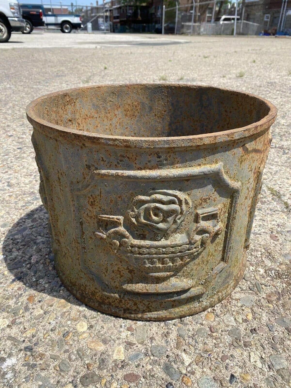 Ferro Vaso da giardino per esterni in ghisa, stile classico francese, con design a urna rotonda in vendita