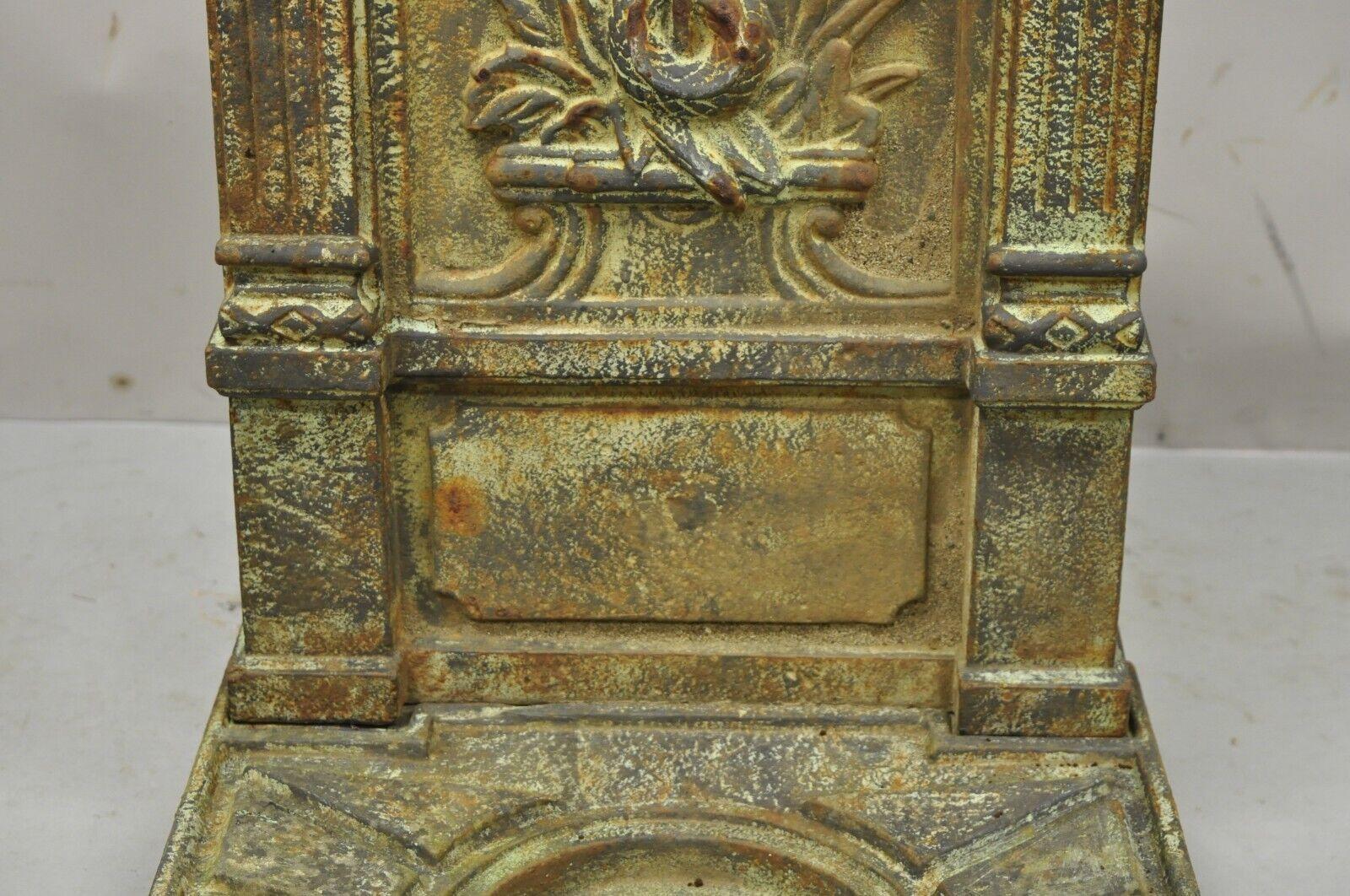 Französischer Wandbrunnen aus Gusseisen im neoklassischen Stil mit Schlangenbesatz für den Außenbereich (20. Jahrhundert) im Angebot