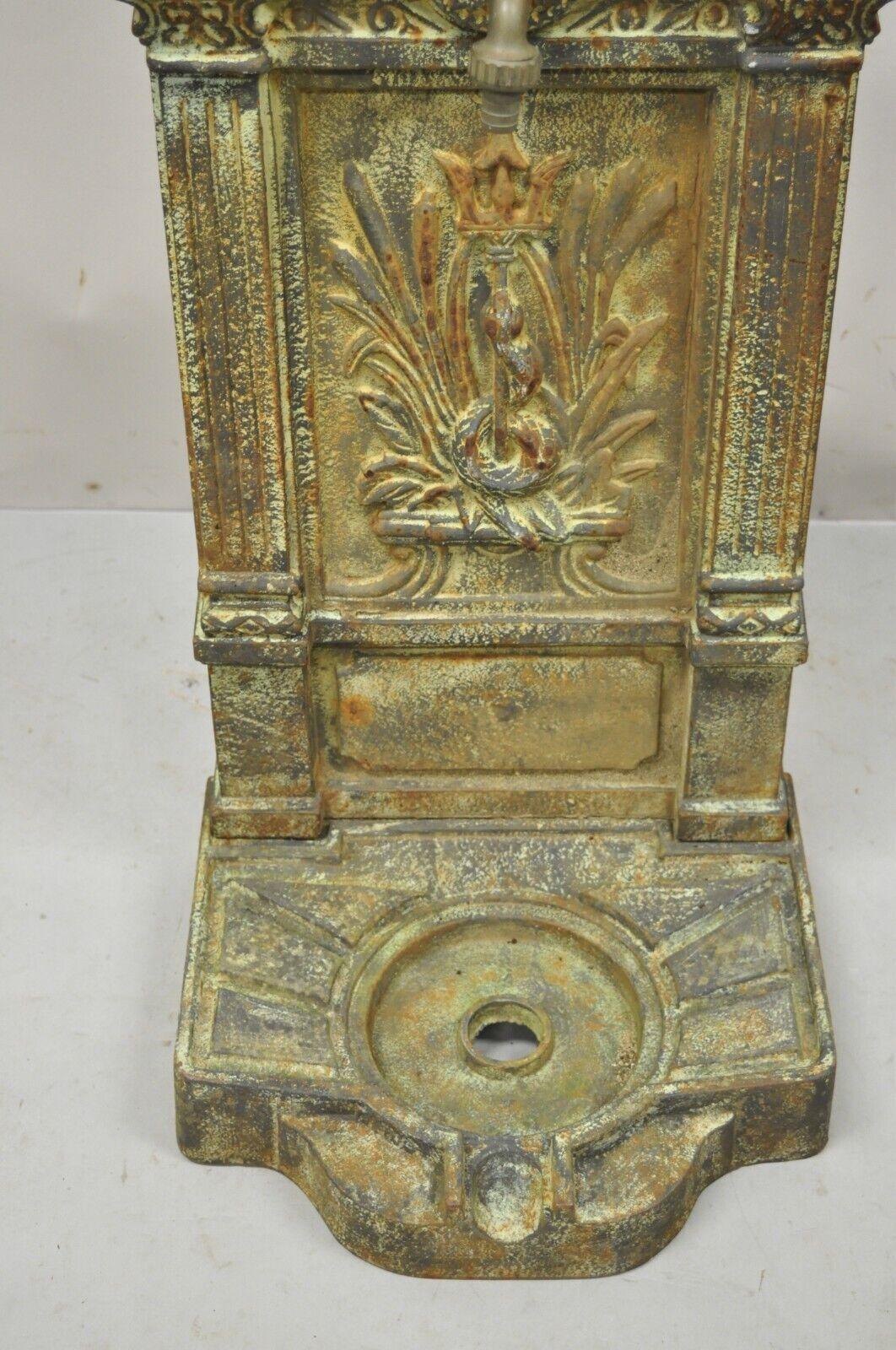 Fontaine murale de jardin d'extérieur en fonte de style néoclassique français à trois serpents en vente 2