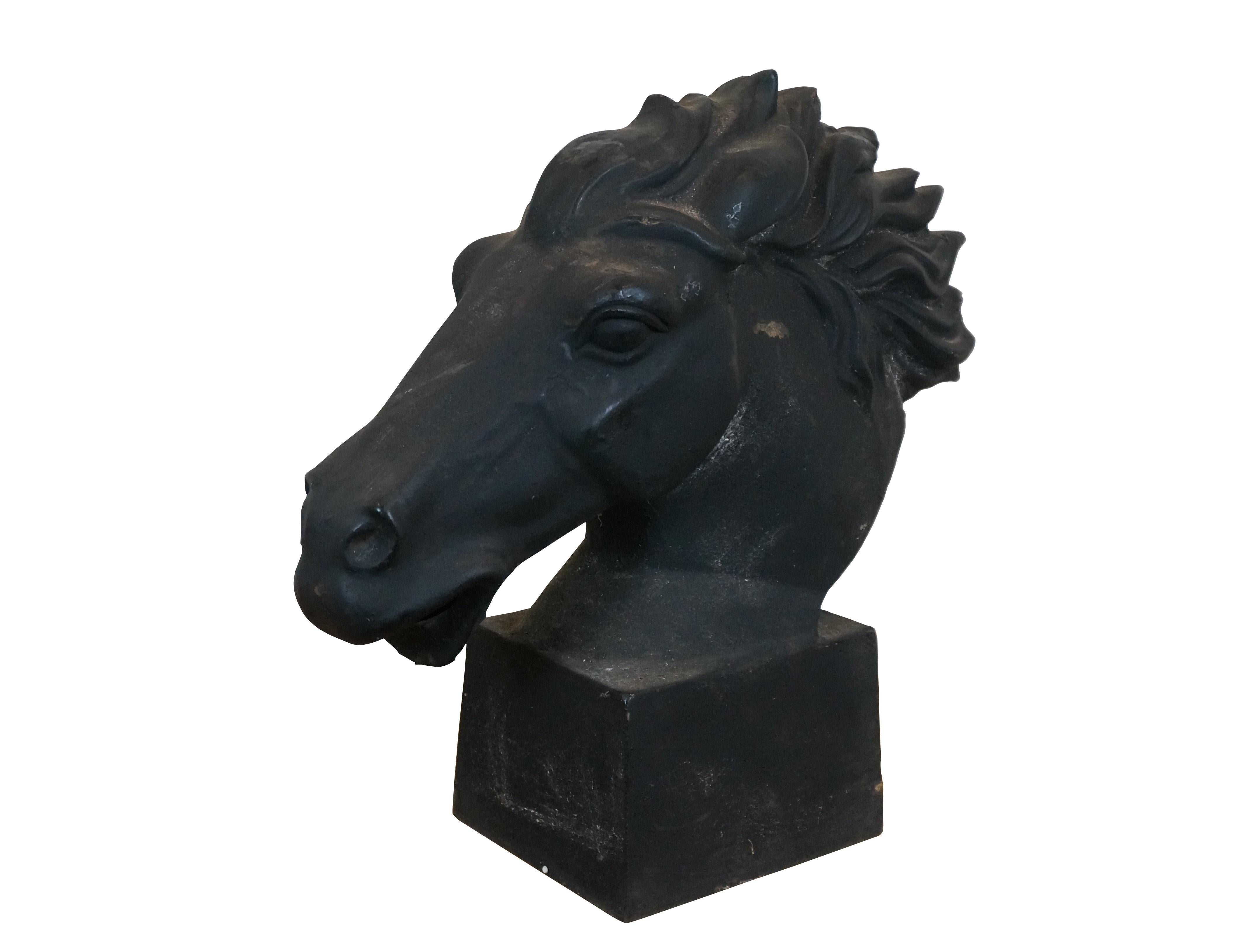 Sculpture de jardin vintage en fonte représentant le buste / la tête d'un cheval galopant / bronco / mustang, crinière soufflant dans le vent, montée sur une base carrée, peinte avec une finition noire mate.

Dimensions :
18,5