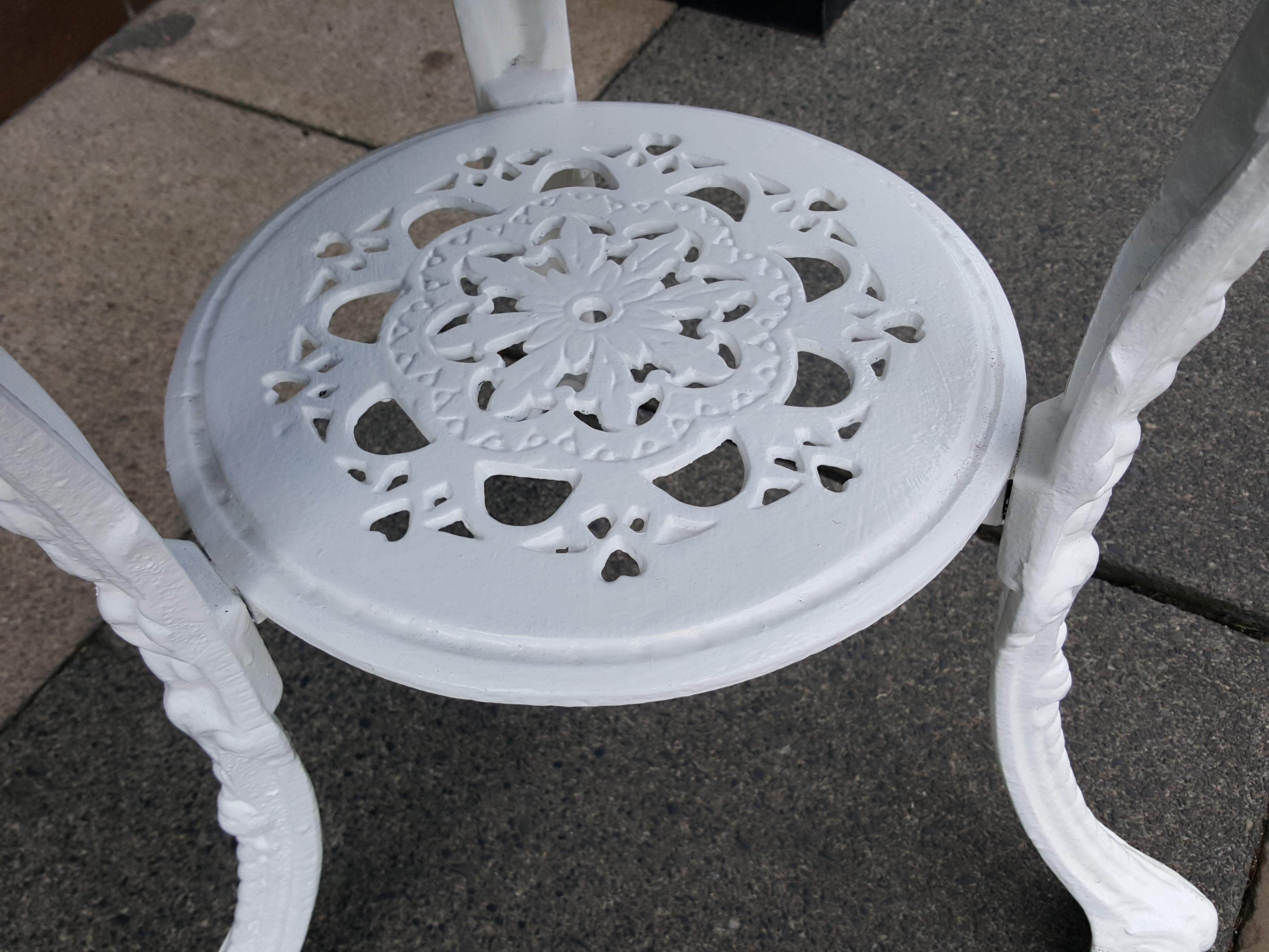 Cast Iron Garden Table In Good Condition For Sale In Altrincham, Cheshire
