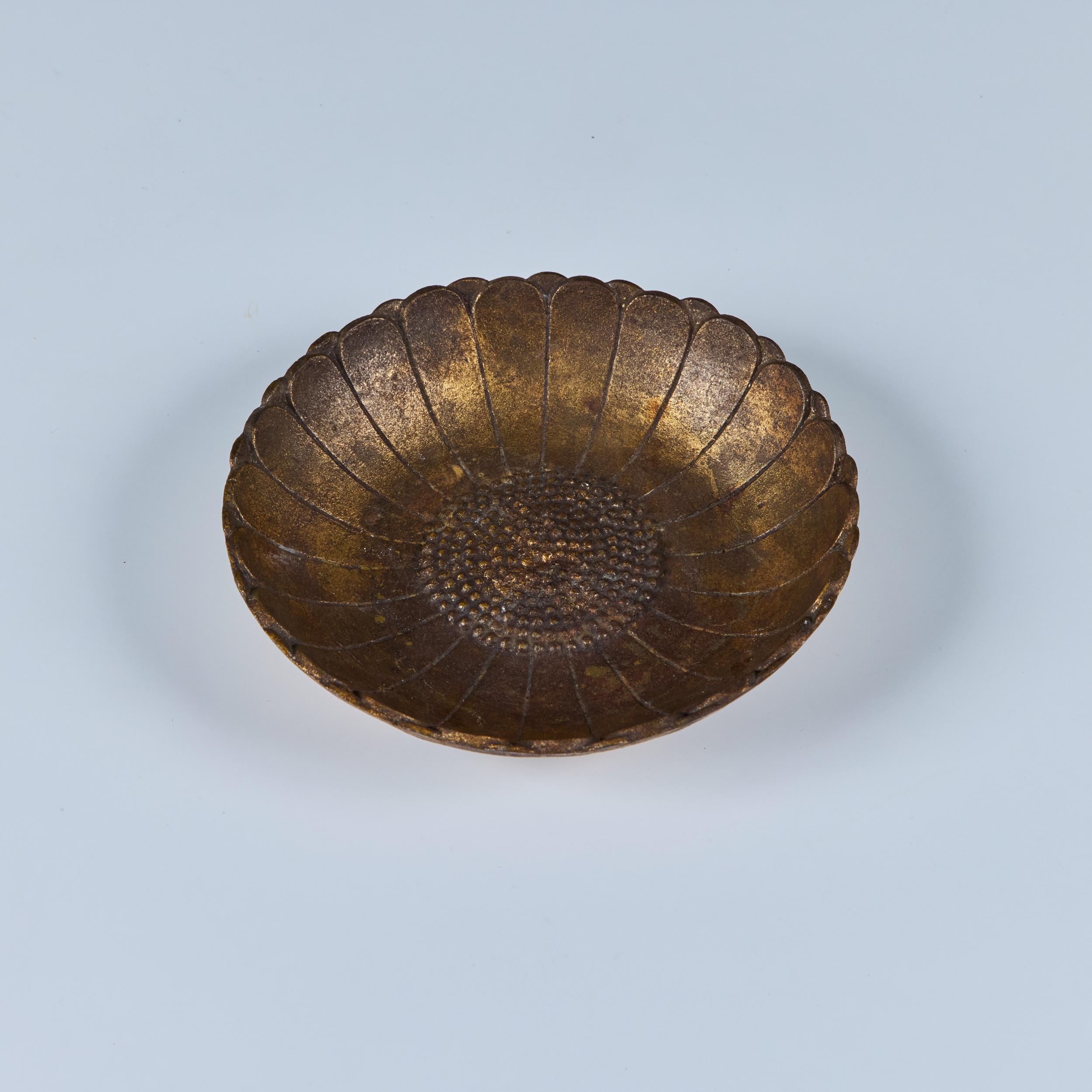 Bol à tournesol doré en fonte en vente 2