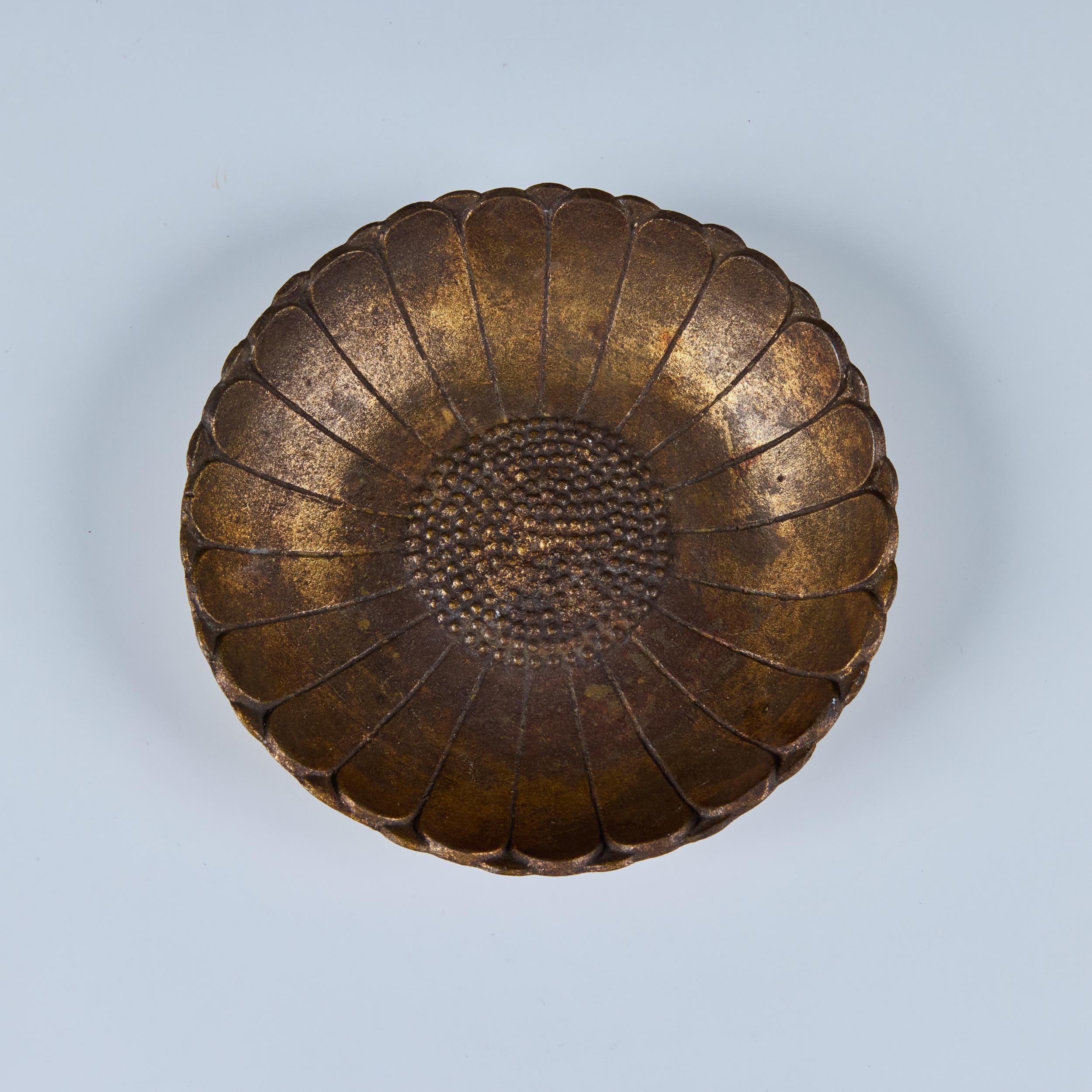 Bol à tournesol doré en fonte en vente 3