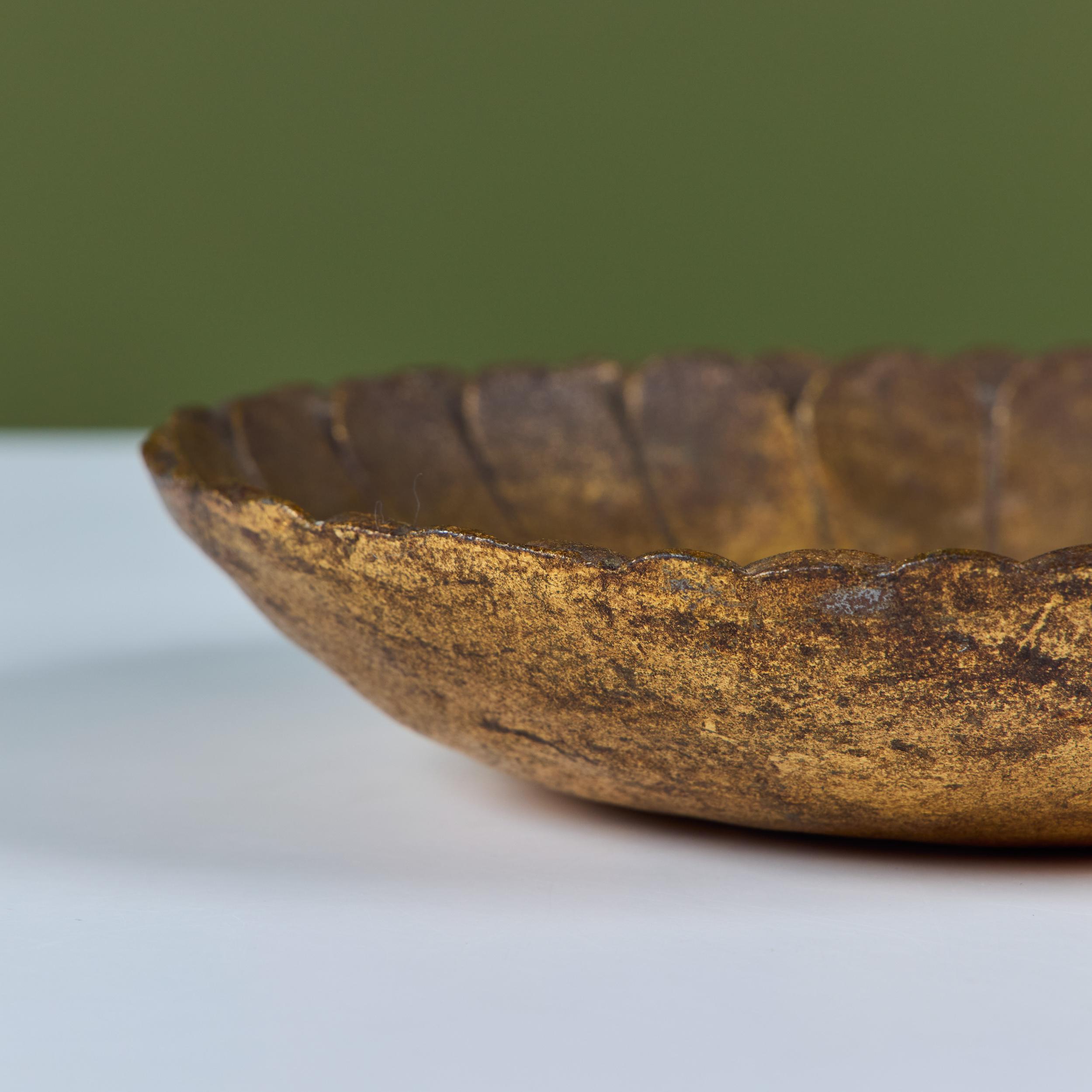 Bol à tournesol doré en fonte en vente 4