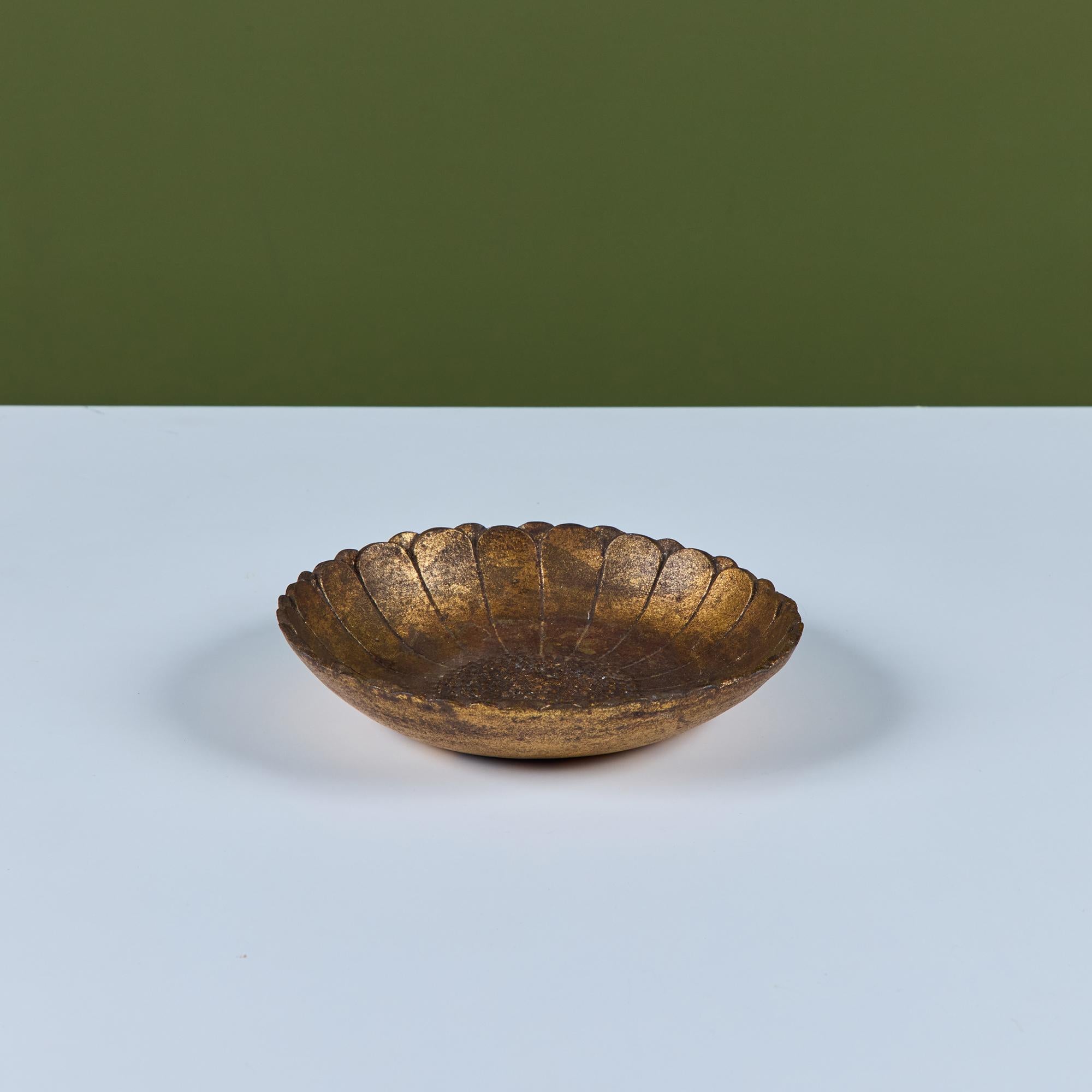 Bol floral japonais rond en fonte avec émail doré.
Marqué - Japon.

Dimensions
7,5