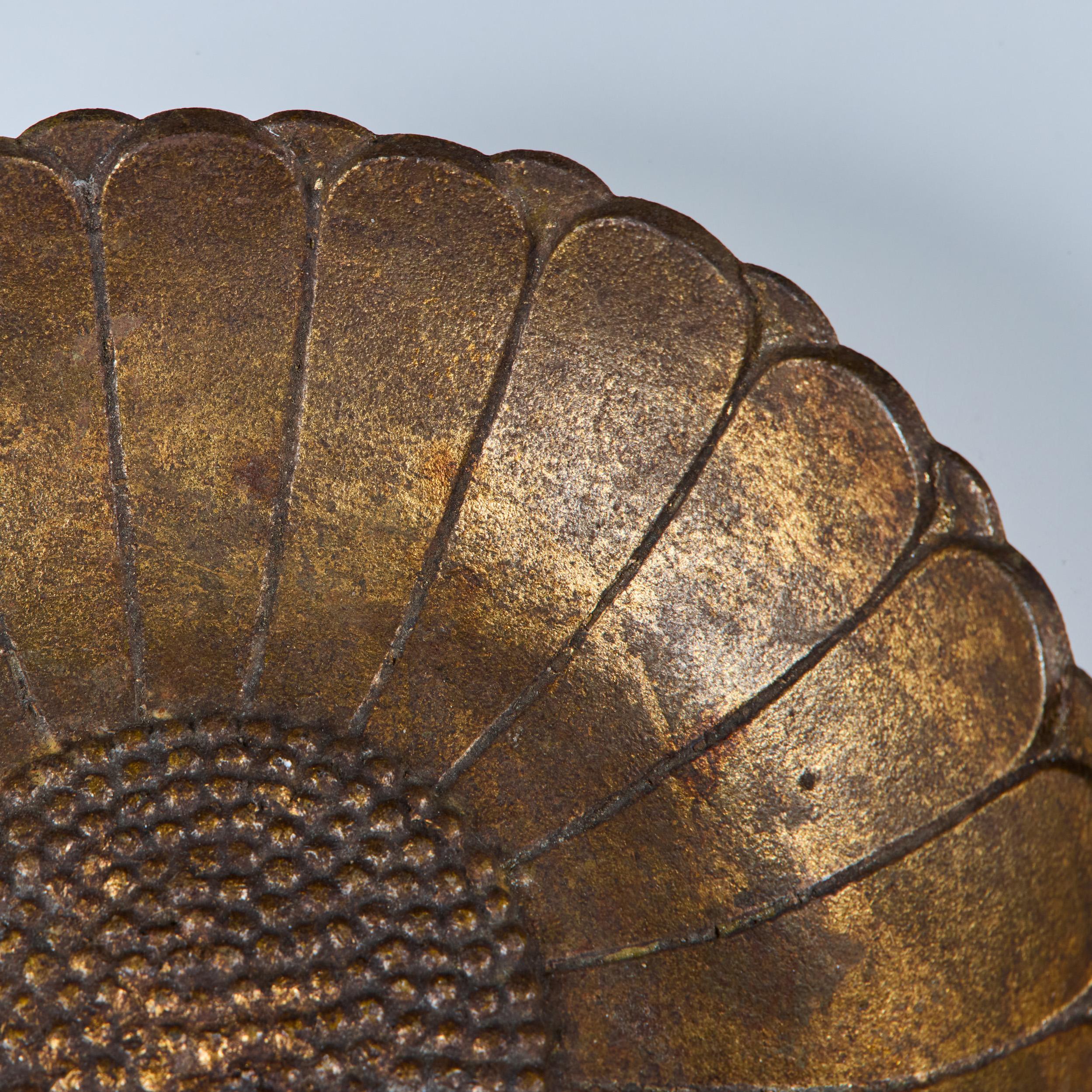 Anglo-japonais Bol à tournesol doré en fonte en vente