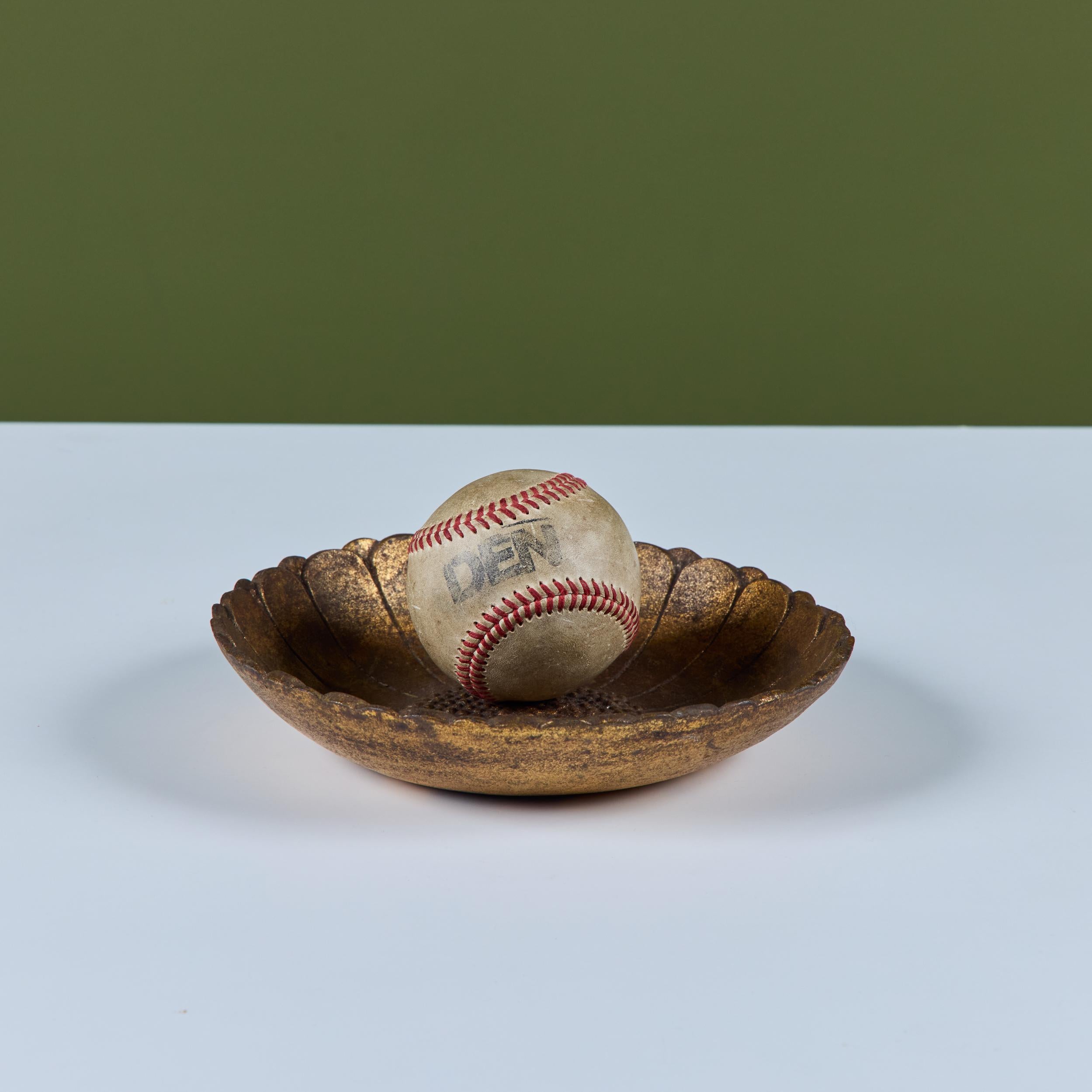 Japonais Bol à tournesol doré en fonte en vente