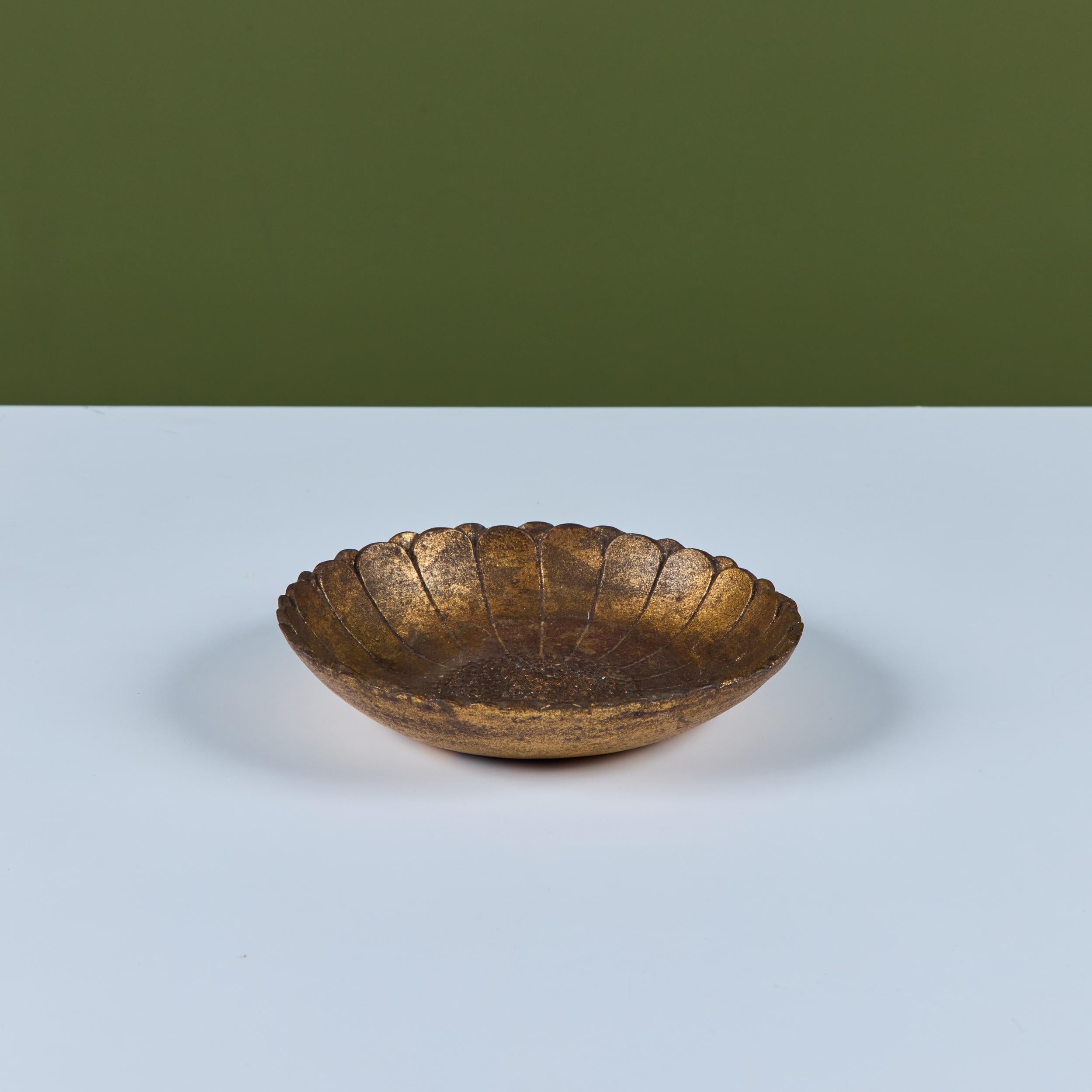 Moulage Bol à tournesol doré en fonte en vente