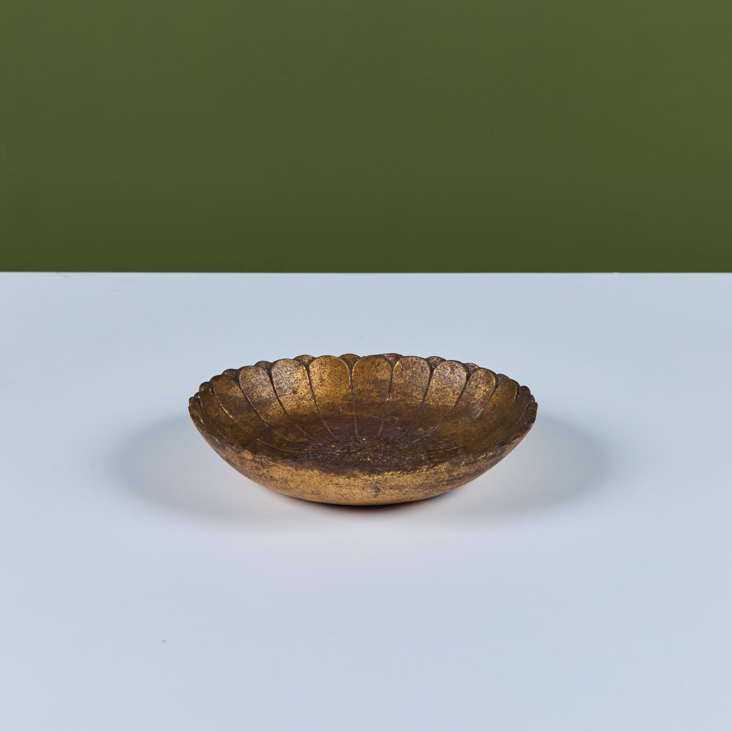 Bol à tournesol doré en fonte Bon état - En vente à Los Angeles, CA