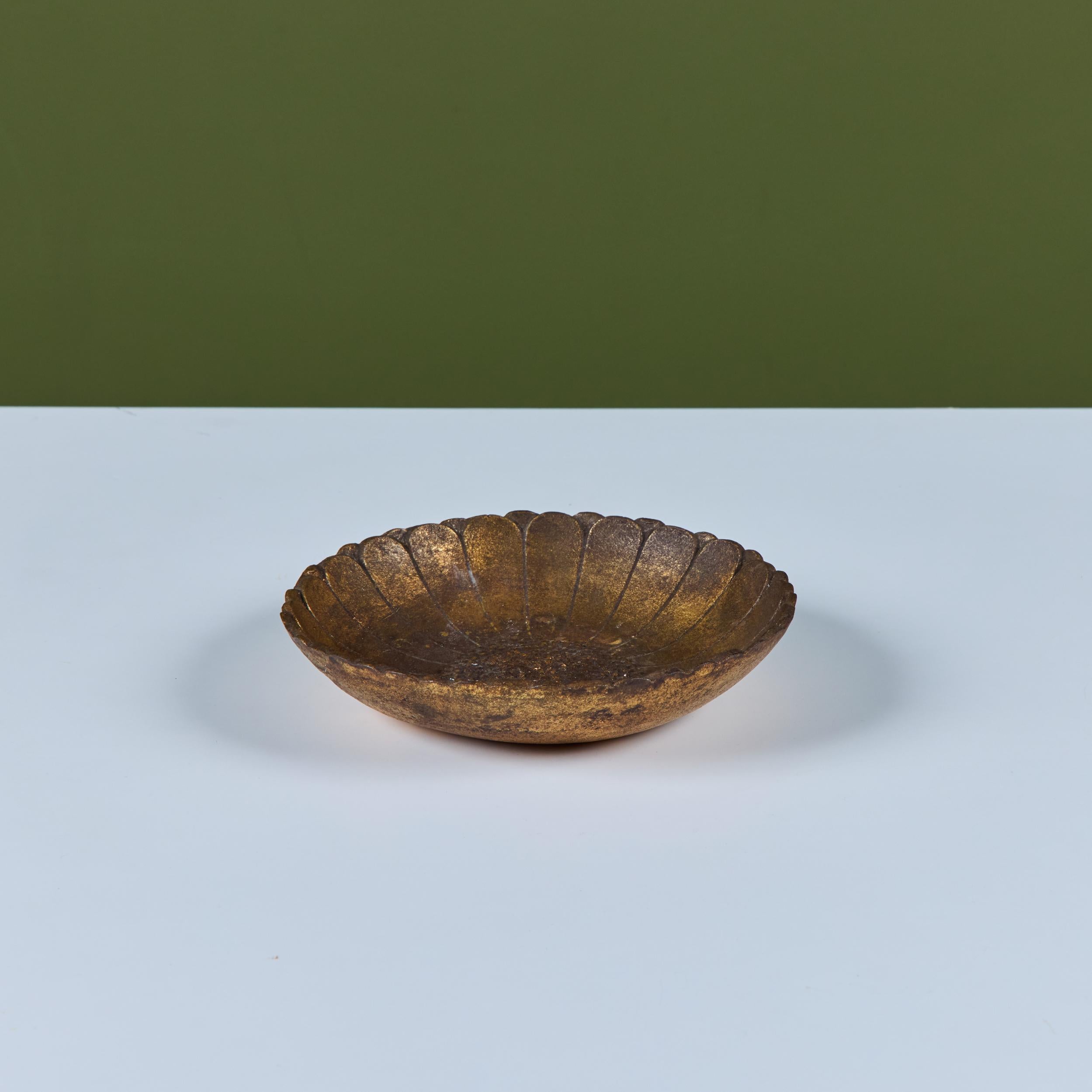 20ième siècle Bol à tournesol doré en fonte en vente