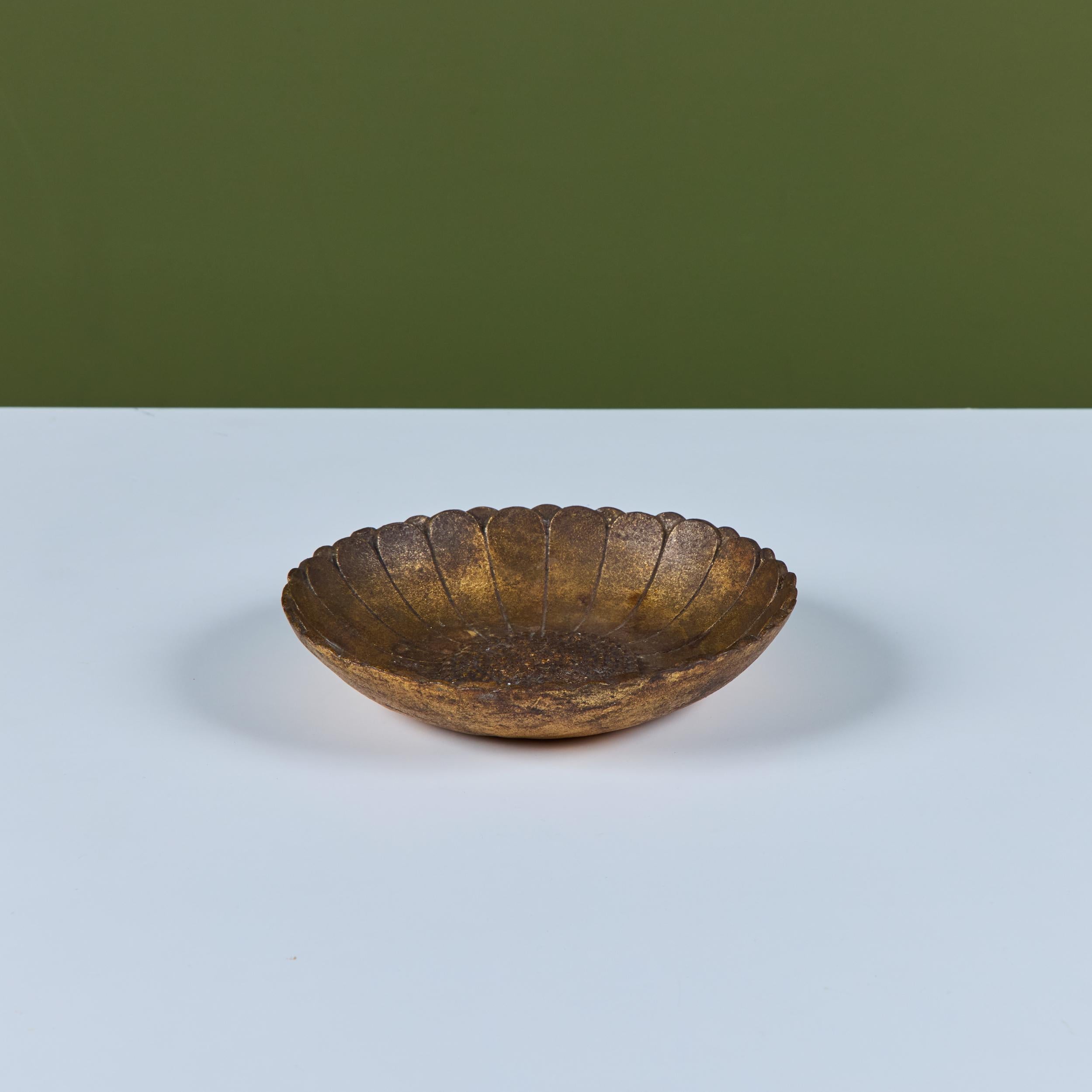 Fer Bol à tournesol doré en fonte en vente