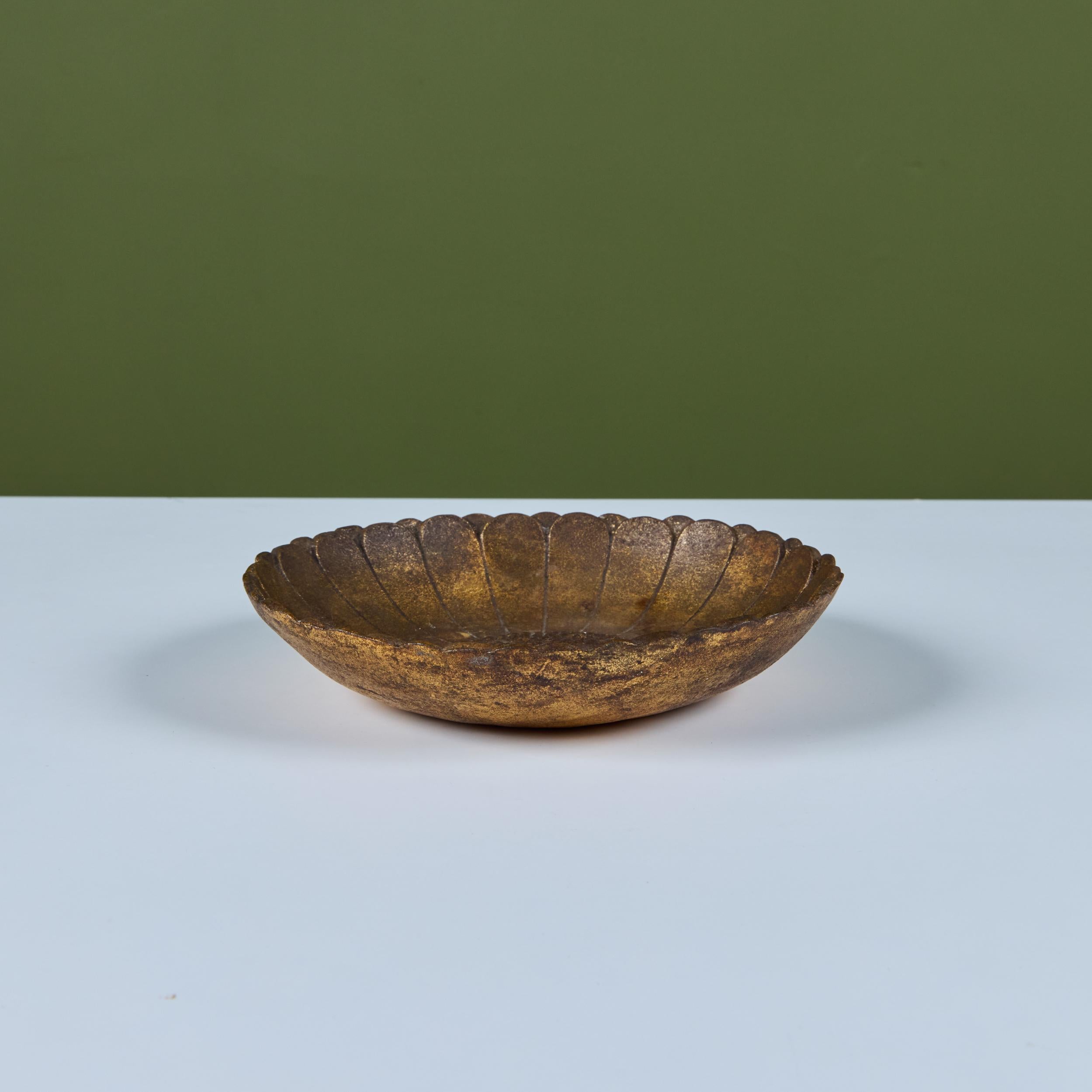 Bol à tournesol doré en fonte en vente 1